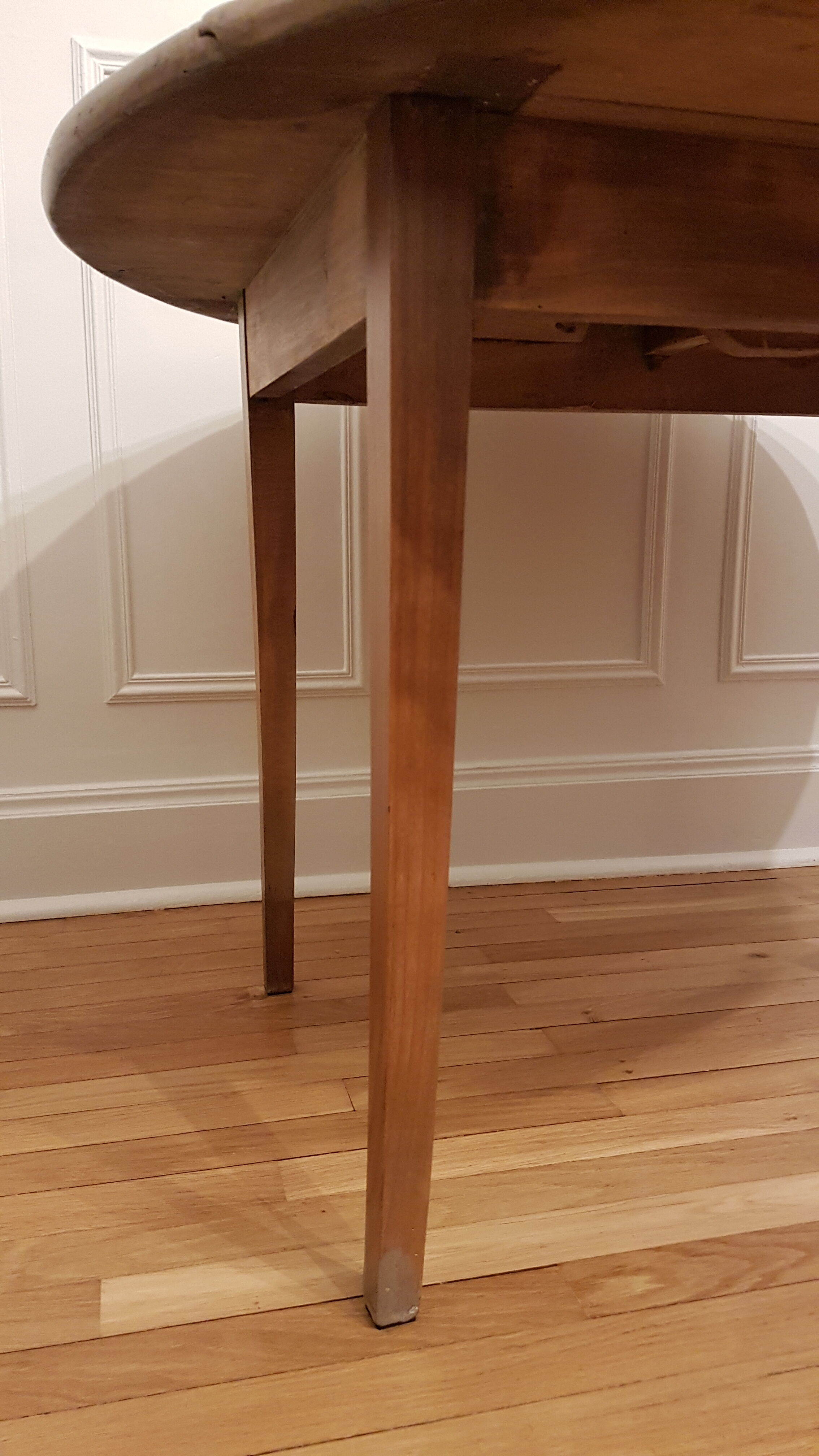 Round table with flaps