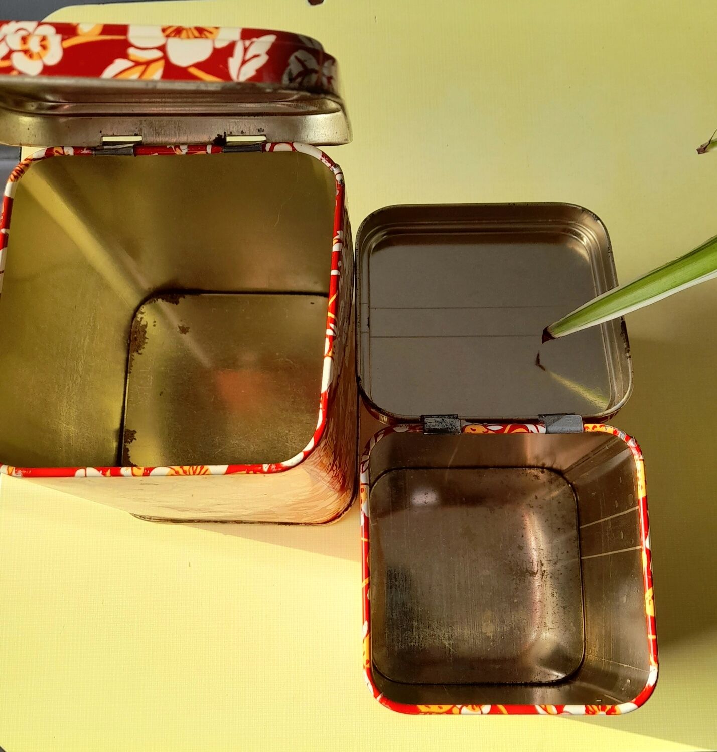 Strawberry nesting boxes 60s