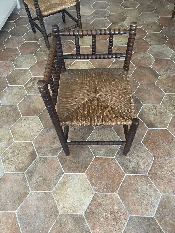 Deux petites chaises d’angle