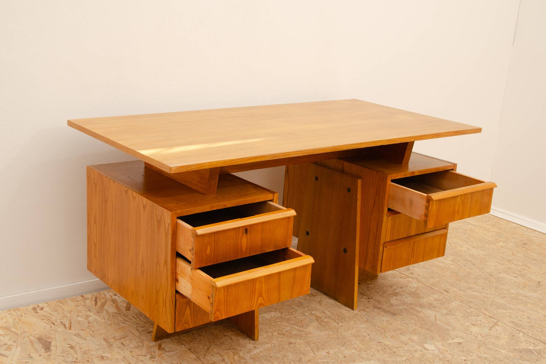 Immense bureau tchécoslovaque entièrement rénové, années 1970, Europe centrale