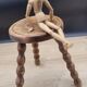 Tabouret tripode pieds boules
