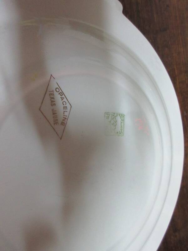 Vintage "OPACELINE - TEXAS YELLOW" pie dish from the 1950s