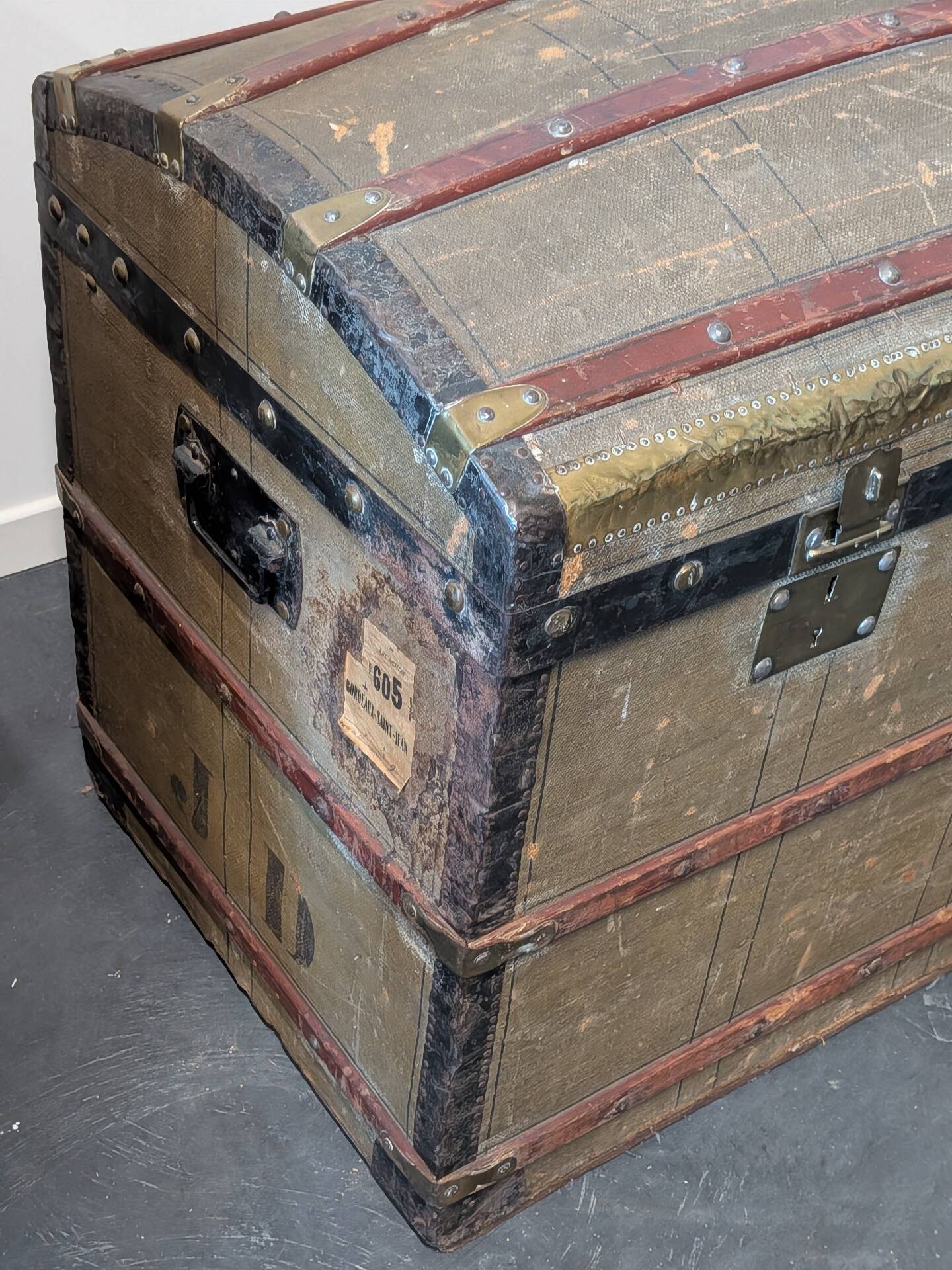 Travel dome-shaped trunk from the late 19th century, trunk maker J.M. Gey Aîné in Bordeaux, has