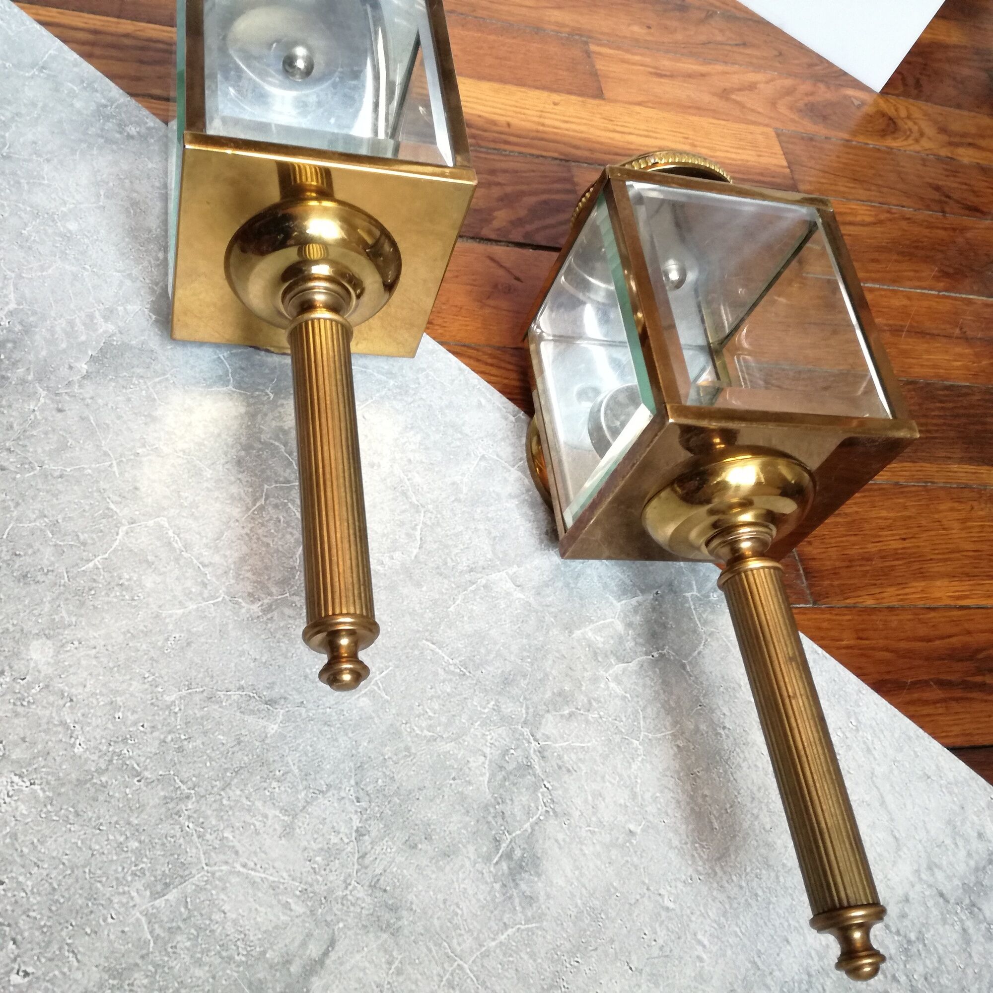 Brass and beveled glass lantern-like wall lamps in brass and beveled glass