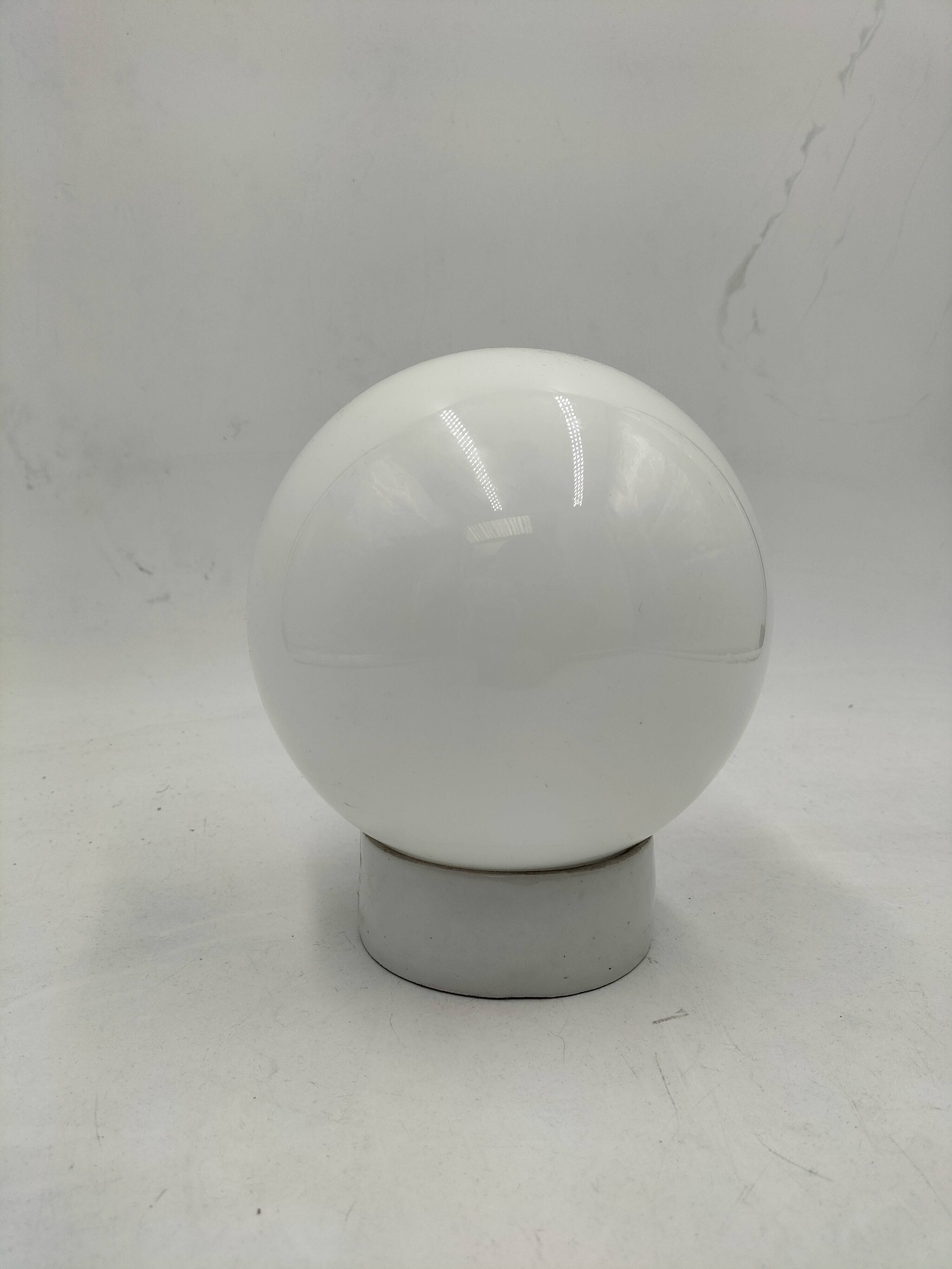 Opaline and porcelain wall light