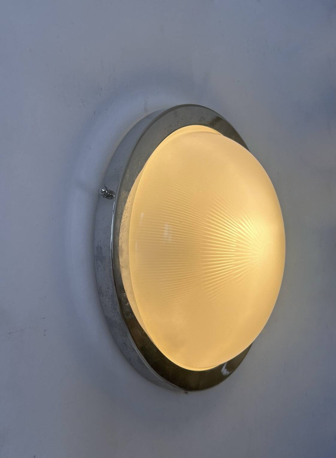 Vintage modernist Perzel wall lamp, chrome and holophane glass, France 1930