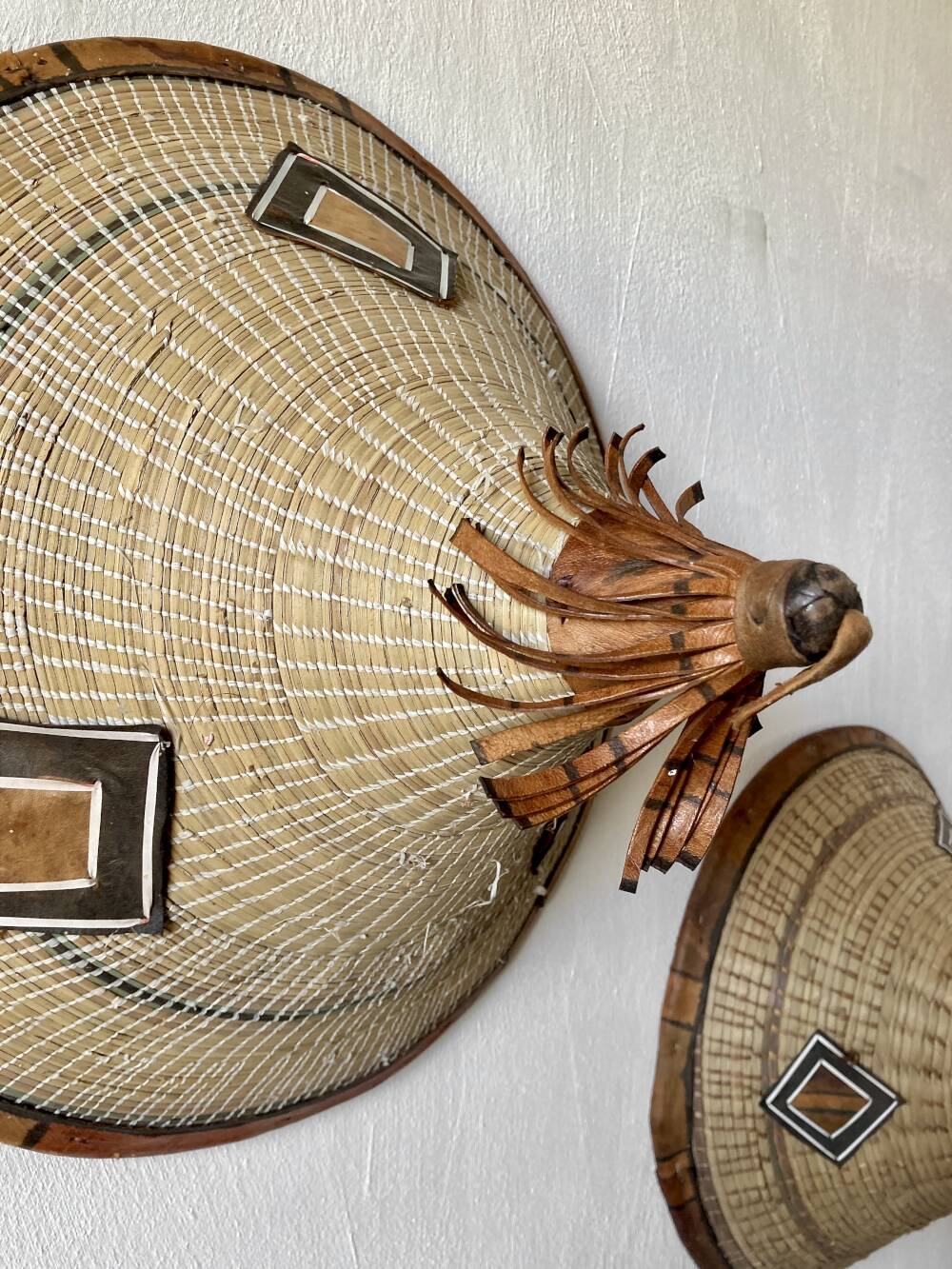 Duo de chapeaux traditionnels Peuls (Tingandé), Afrique de l'Ouest
