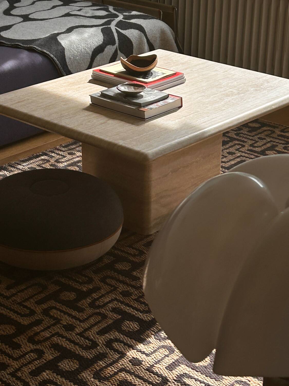 Table basse italienne en travertin du milieu du siècle