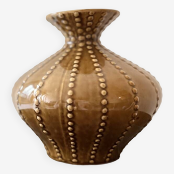 vase piriforme en céramique émaillée ocre et perles