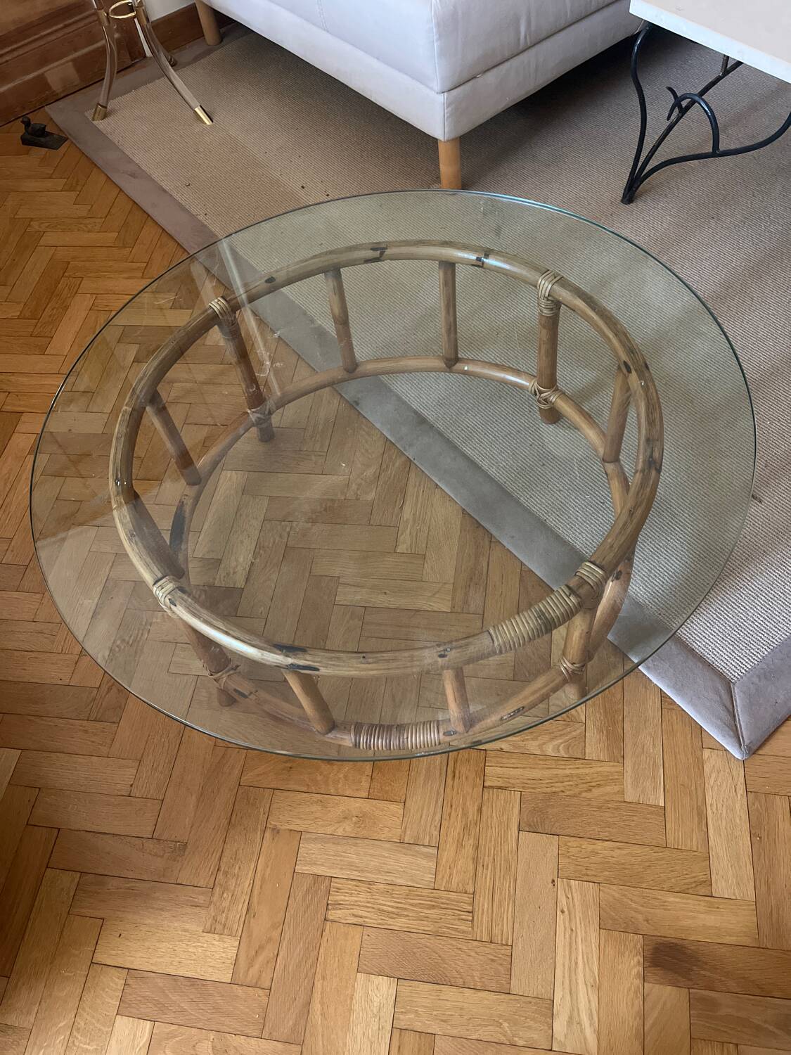 Coffee table in rattan and very thick smoked glass