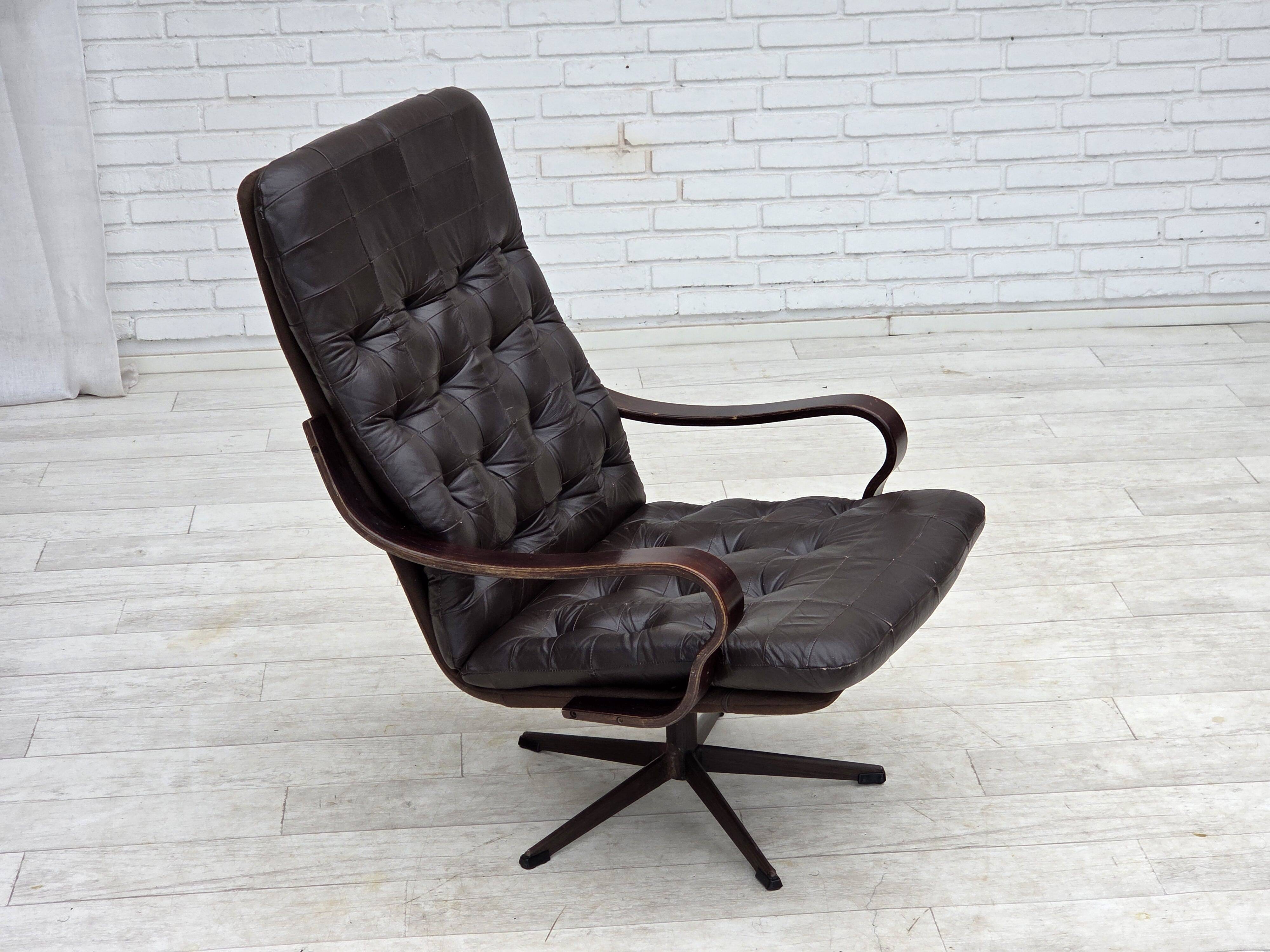 Fauteuil pivotant scandinave des années 1970, en cuir patchwork d'origine.