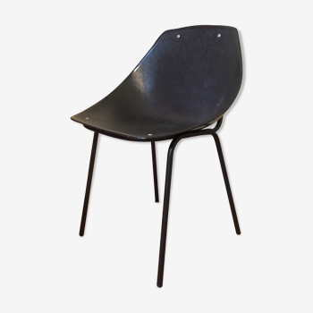 Chaise coquillage noire par Pierre Guariche