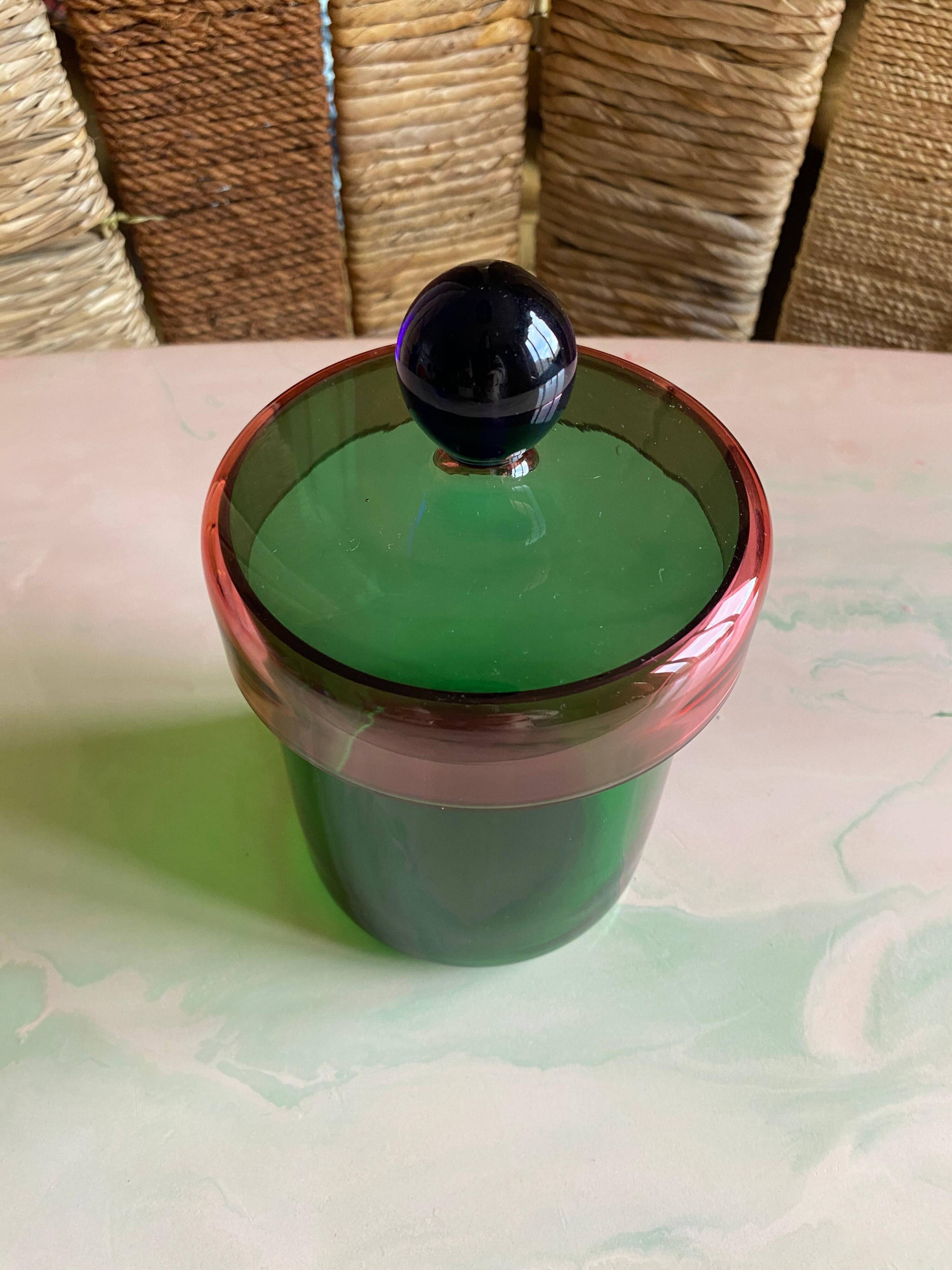 Bocal en verre fait main vert, rose et bleu avec couvercle par Erik Höglund, 1992