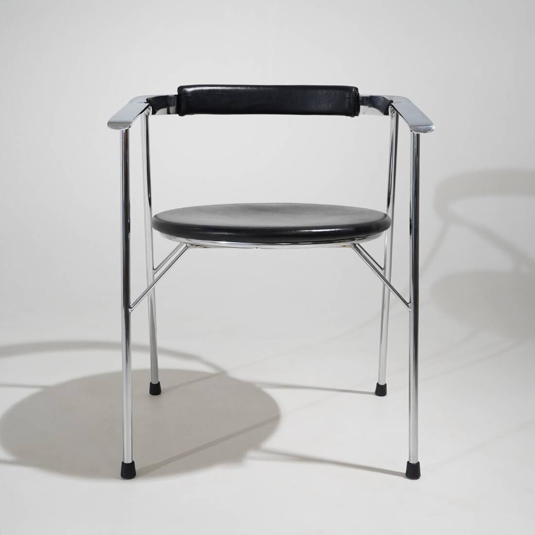 4 chaises en métal chromé et cuir noir, années 1980