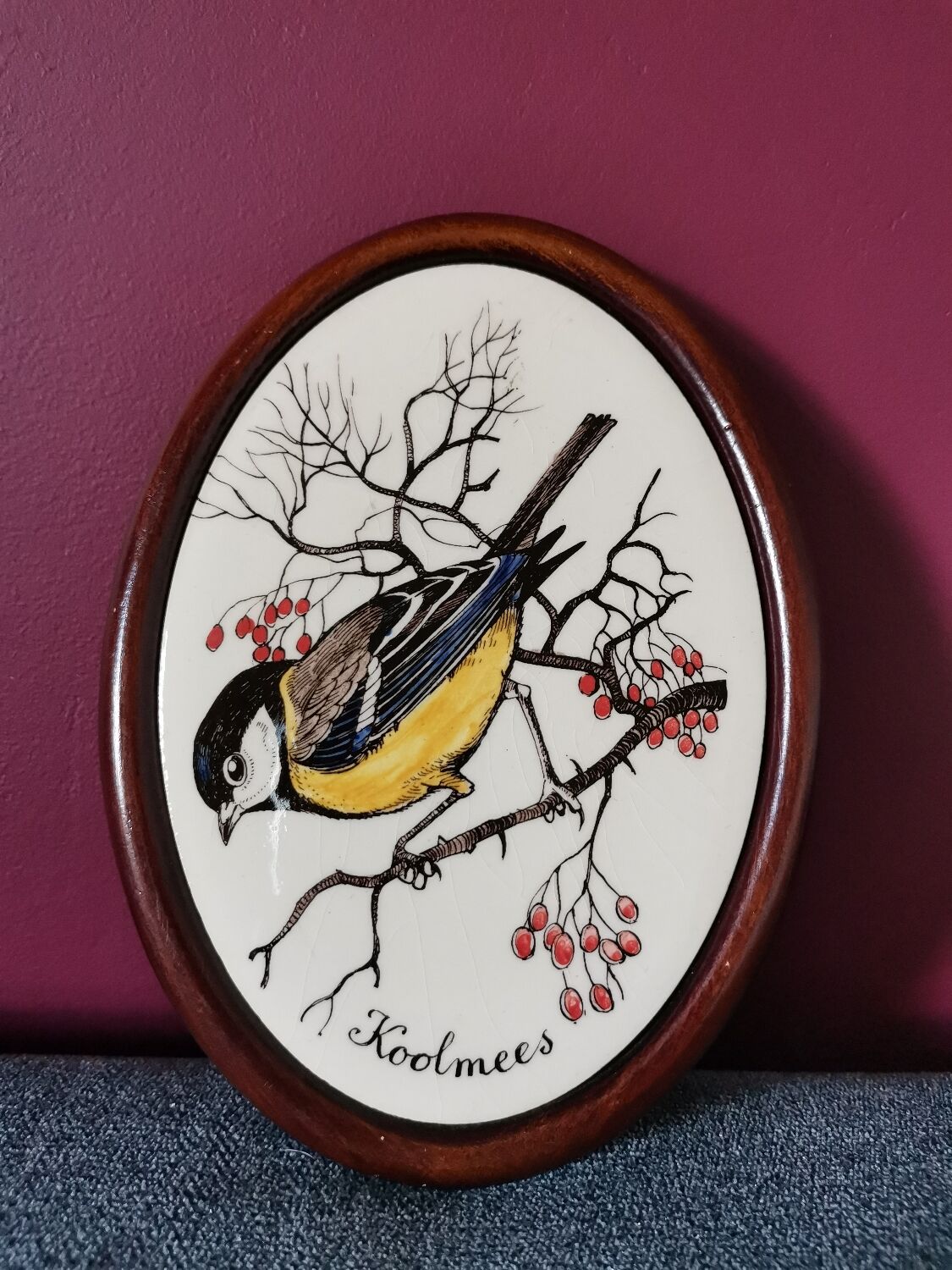 Oval frame bird
