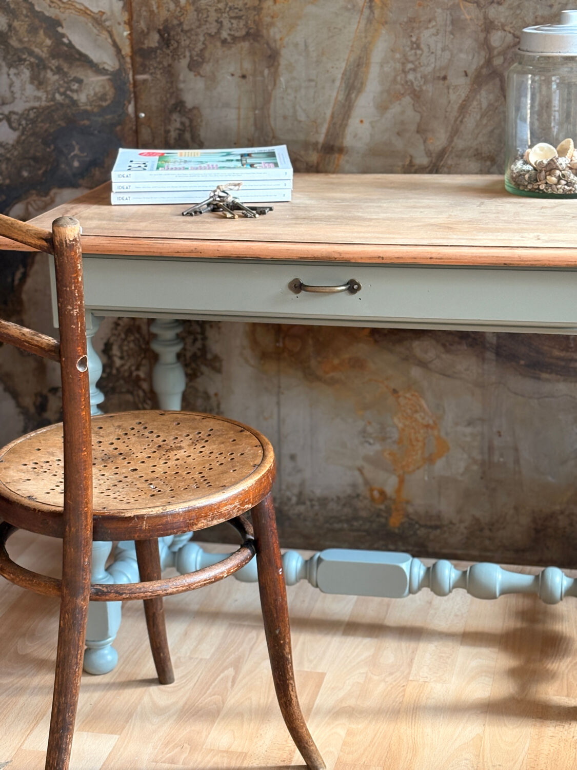 Bureau en chêne début XXeme bois brut et céladon