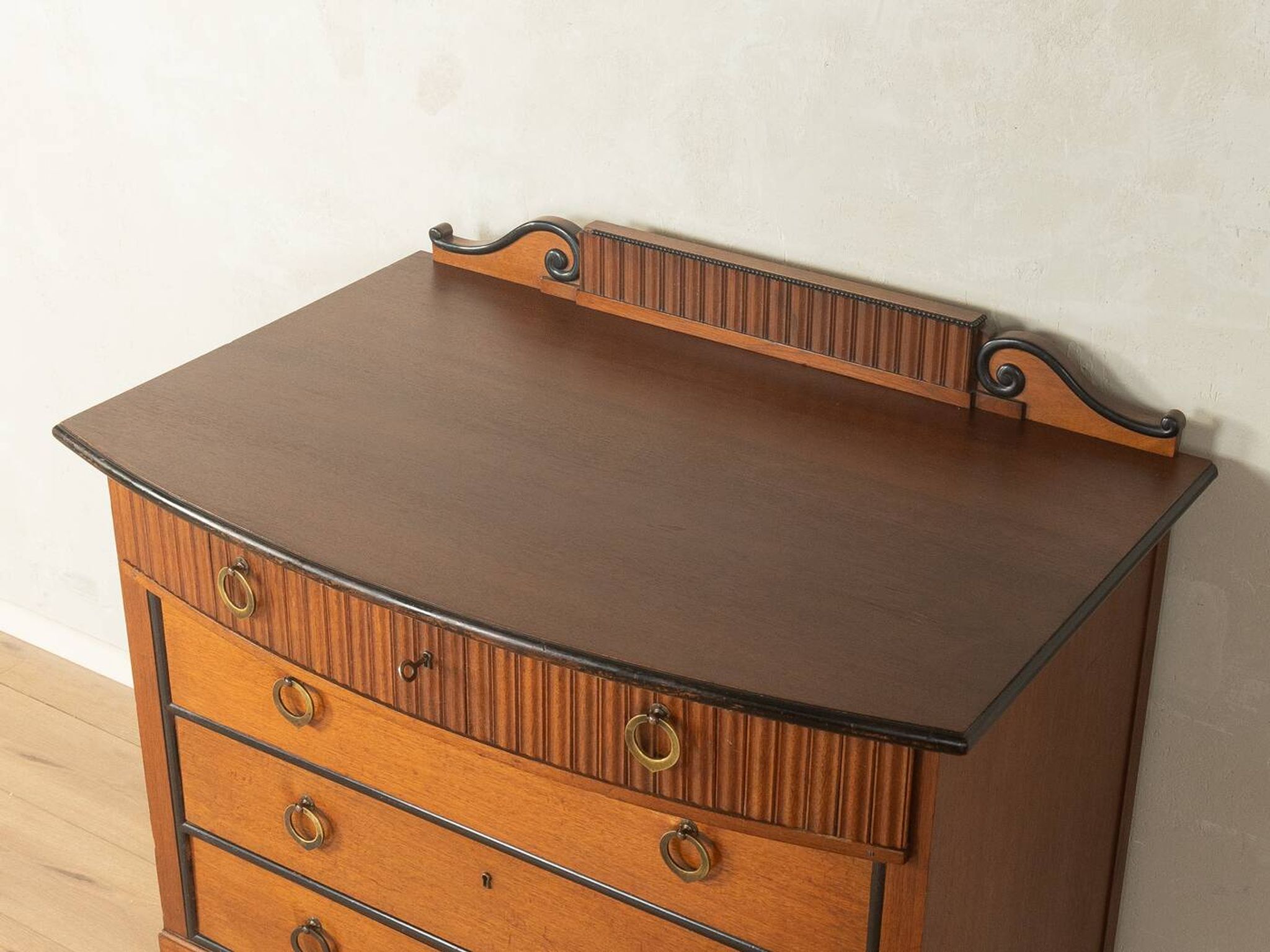 Commode classique des années 1920 en marron foncé.