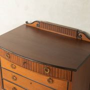 Commode classique des années 1920 en marron foncé.