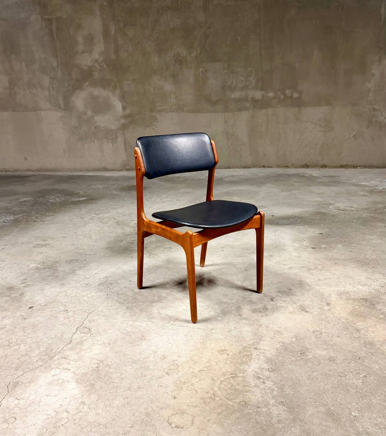 6 Erik Buch chairs