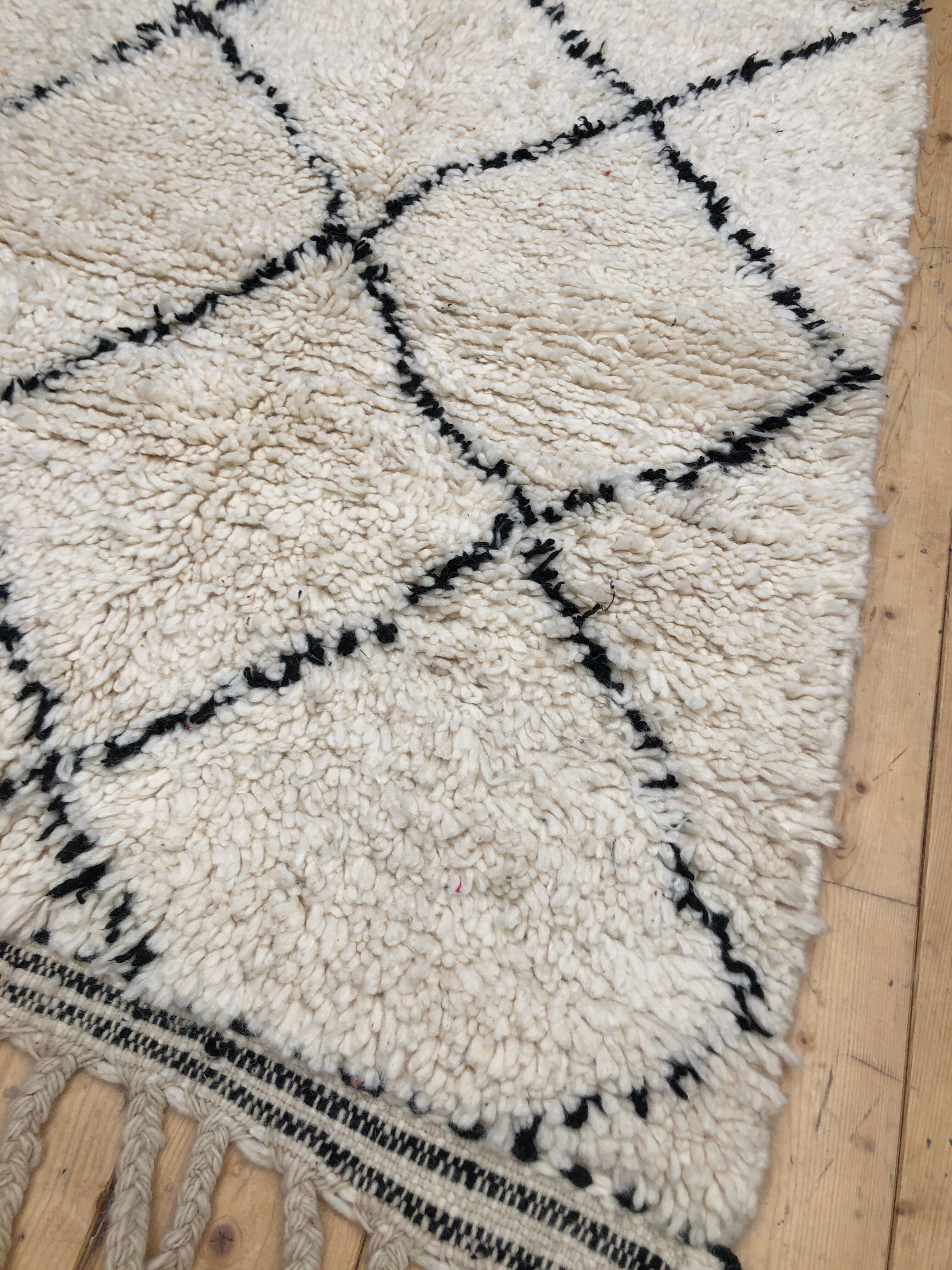 Moroccan Berber carpet Beni Ouarain with black diamonds 1,19x0.97m