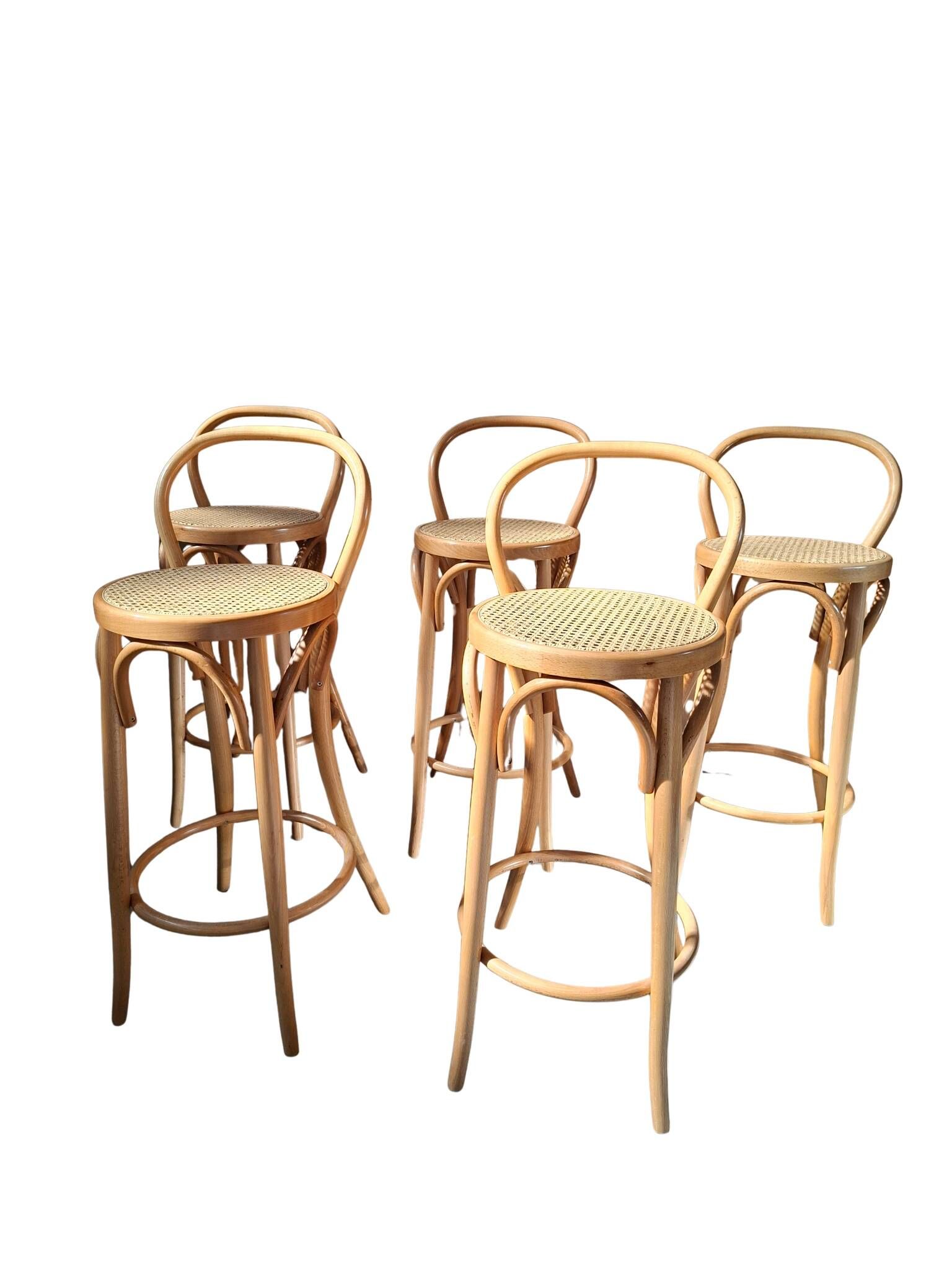 Ensemble de 5 tabourets style Thonet en bois courbé et paille de Vienne des années 70.