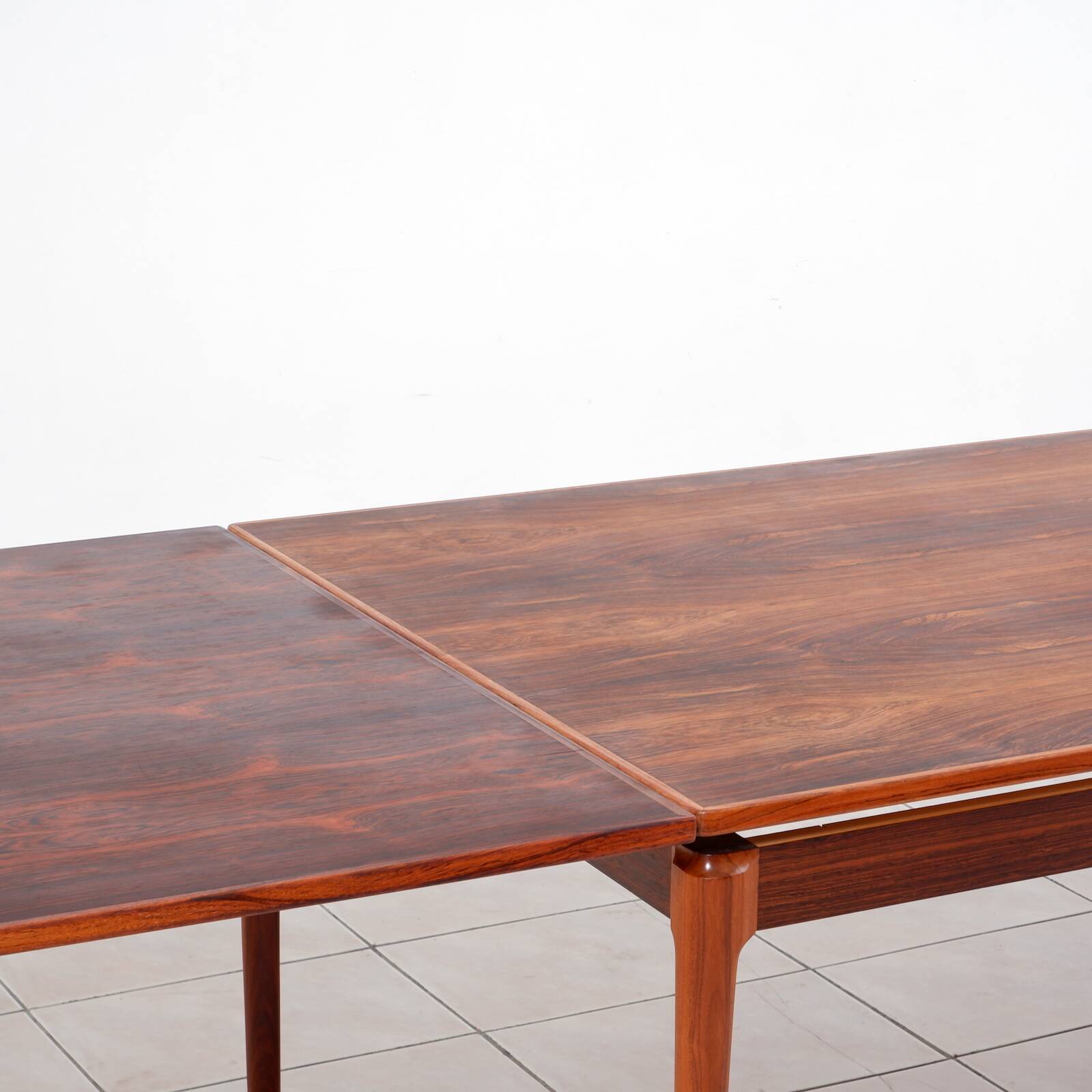 Grande table à manger extensible en palissandre brésilien par H. Sigh & Son