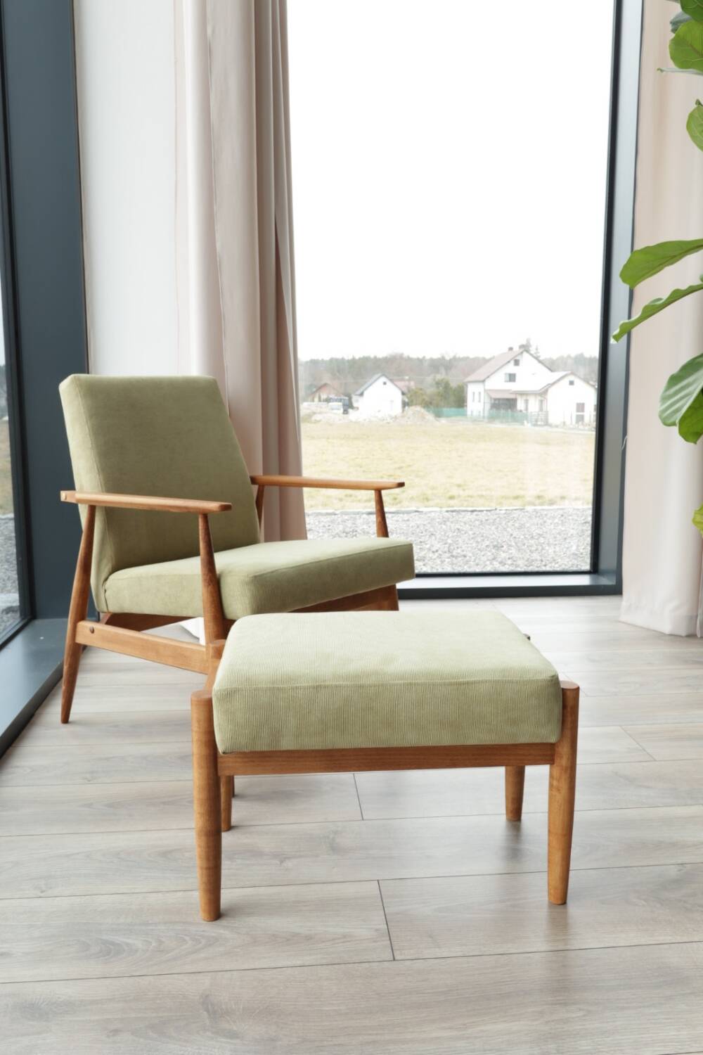 Fauteuil scandinave en bois avec repose-pieds vert olive