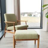 Fauteuil scandinave en bois avec repose-pieds vert olive