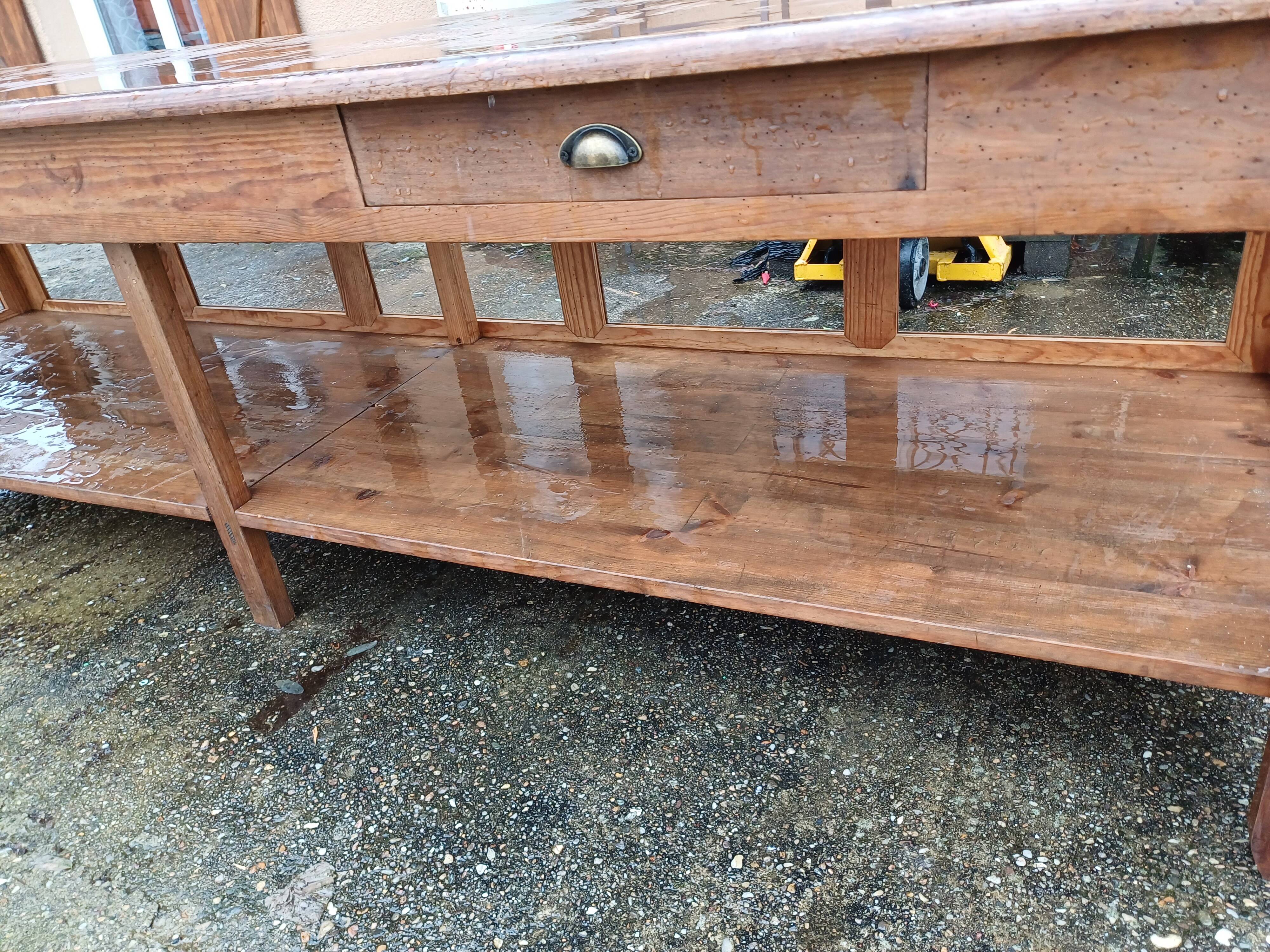 Table de drapier en pin , 2 tiroirs .