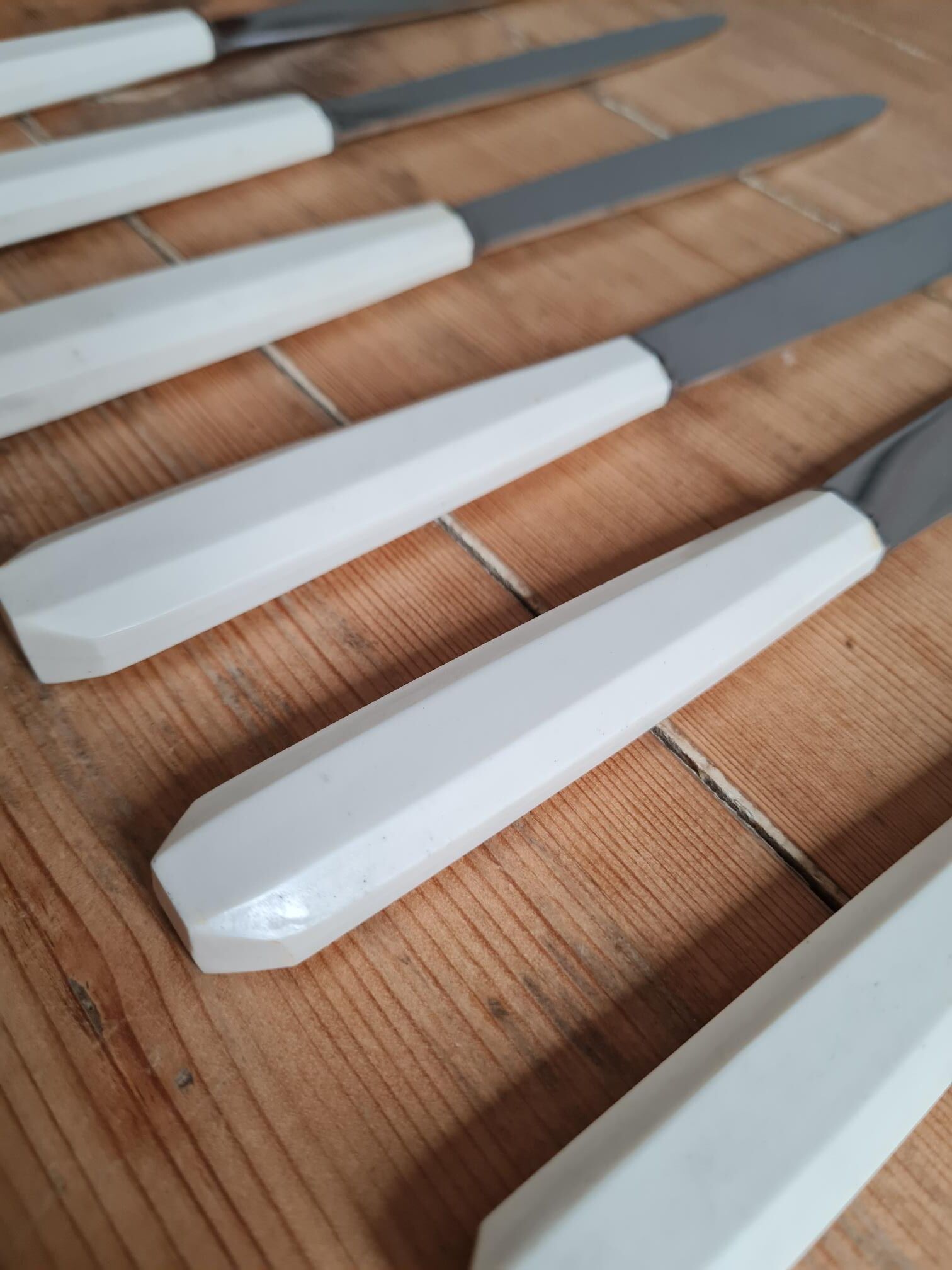 Set de six couteaux en bakélite et inoxydable