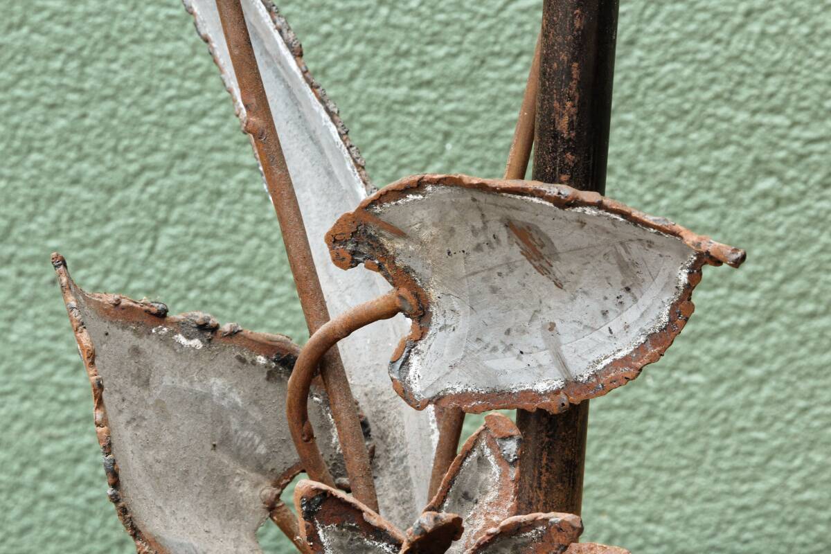 Brutalist metal lamp base, flowers