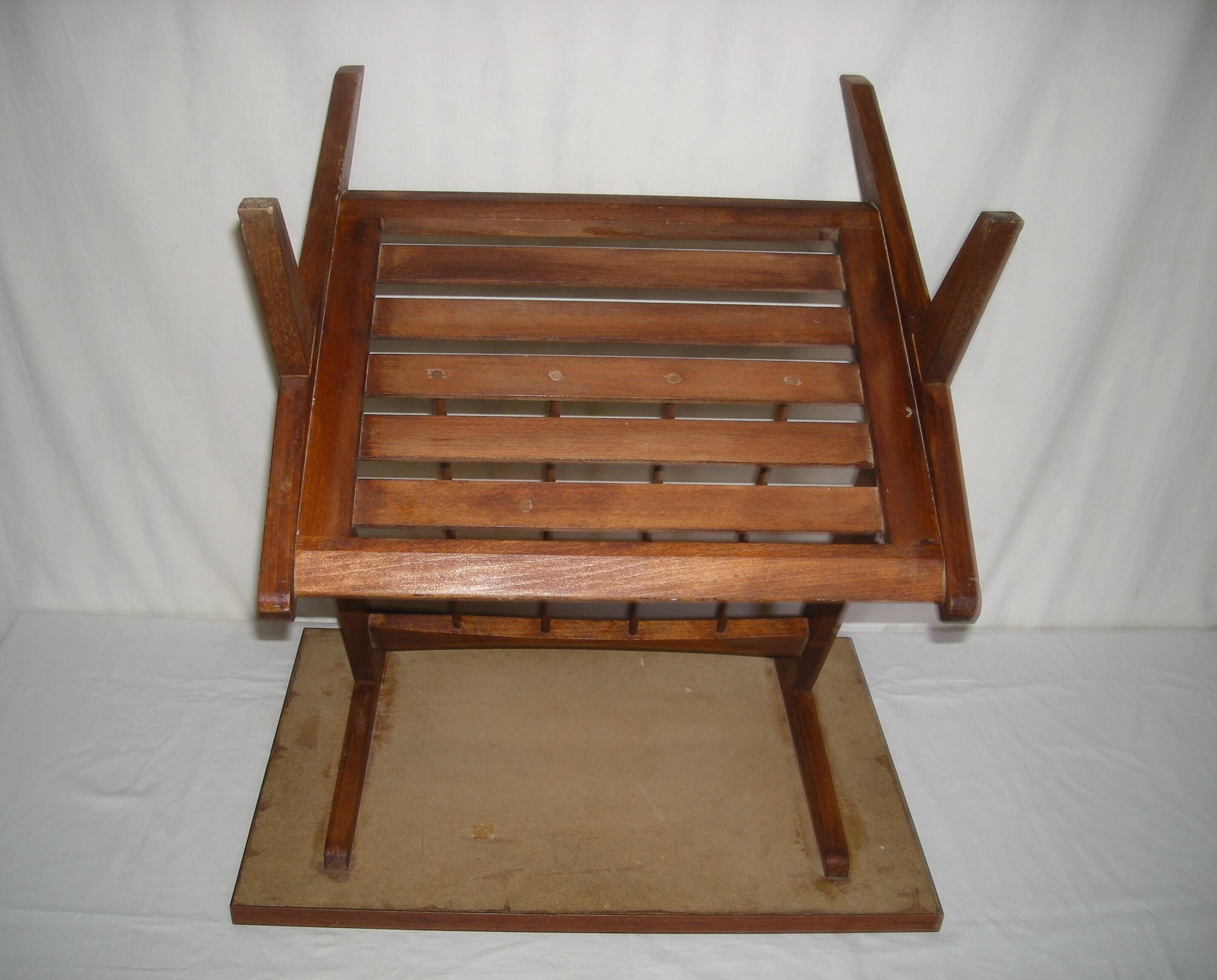 Table basse ; range disques ; revues style scandinave des années 50