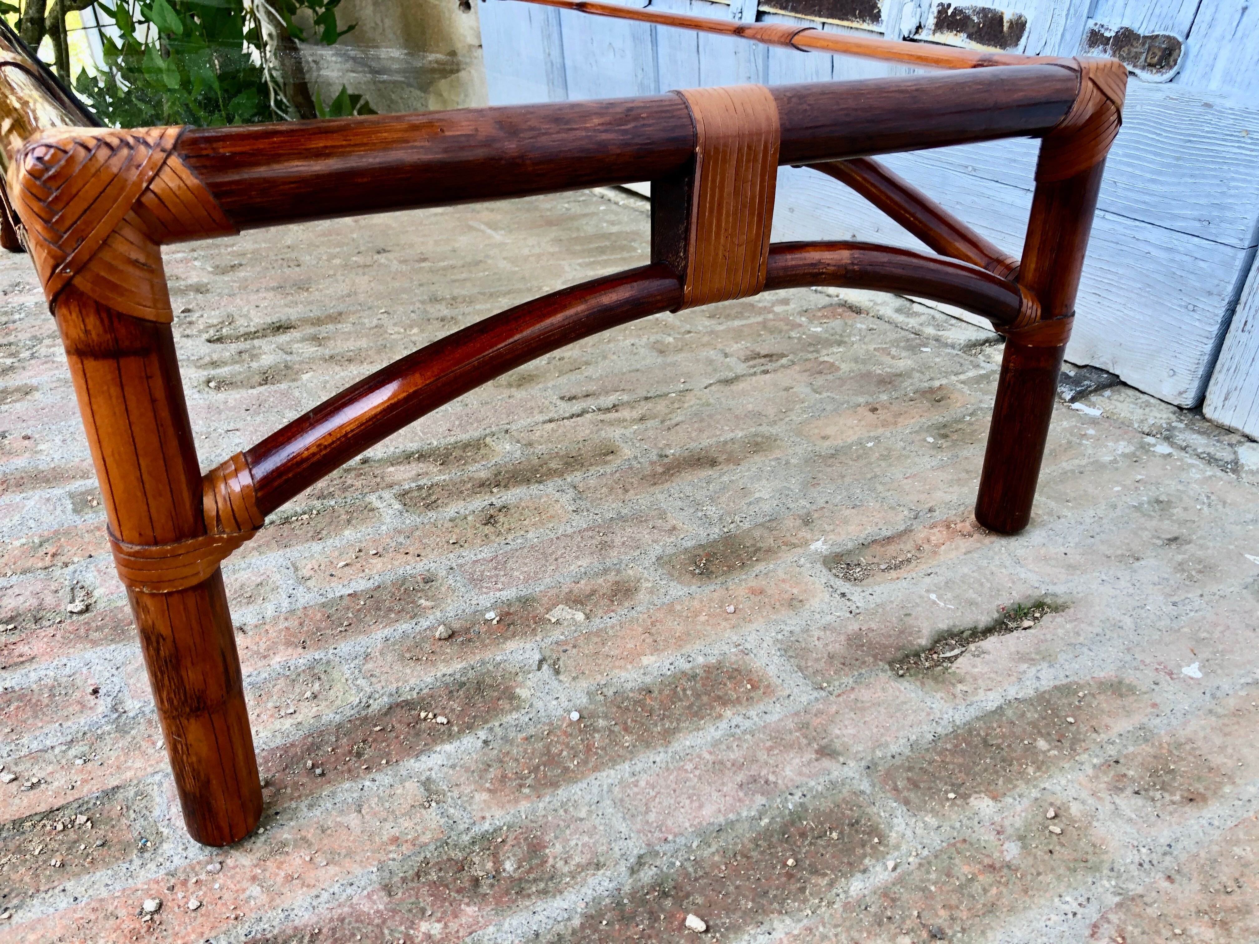 Table basse maugrion bambou, verre et cuir