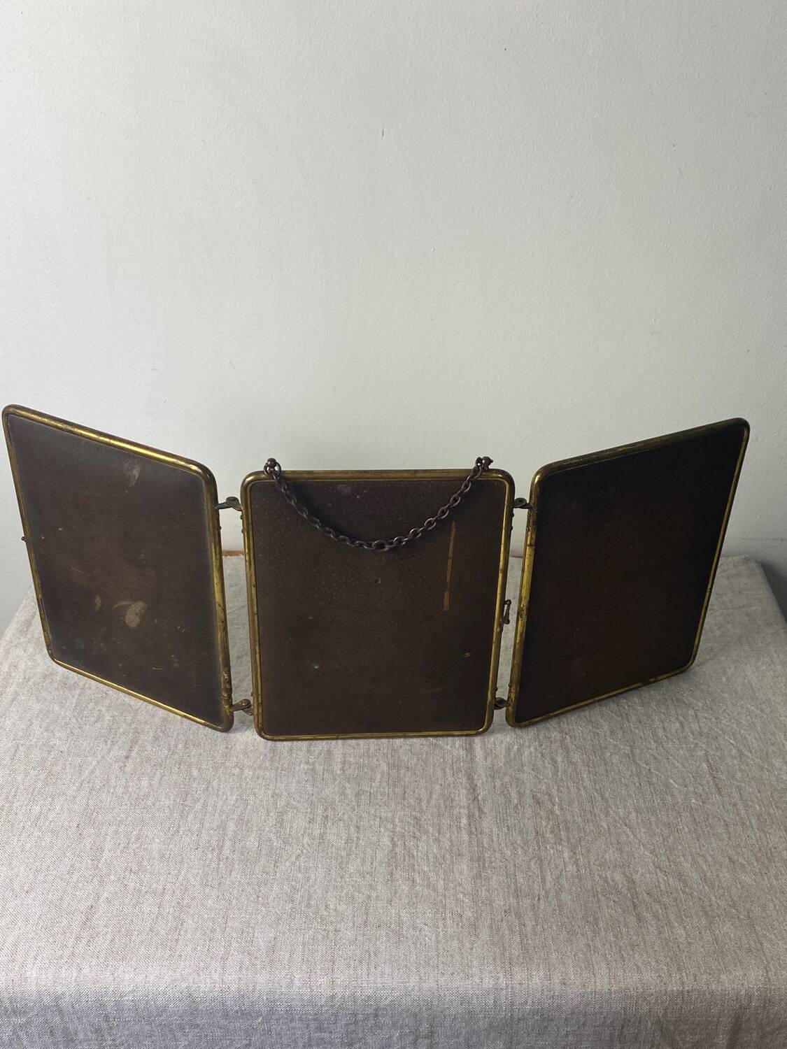 Miroir de barbier, triptyque cuir et laiton