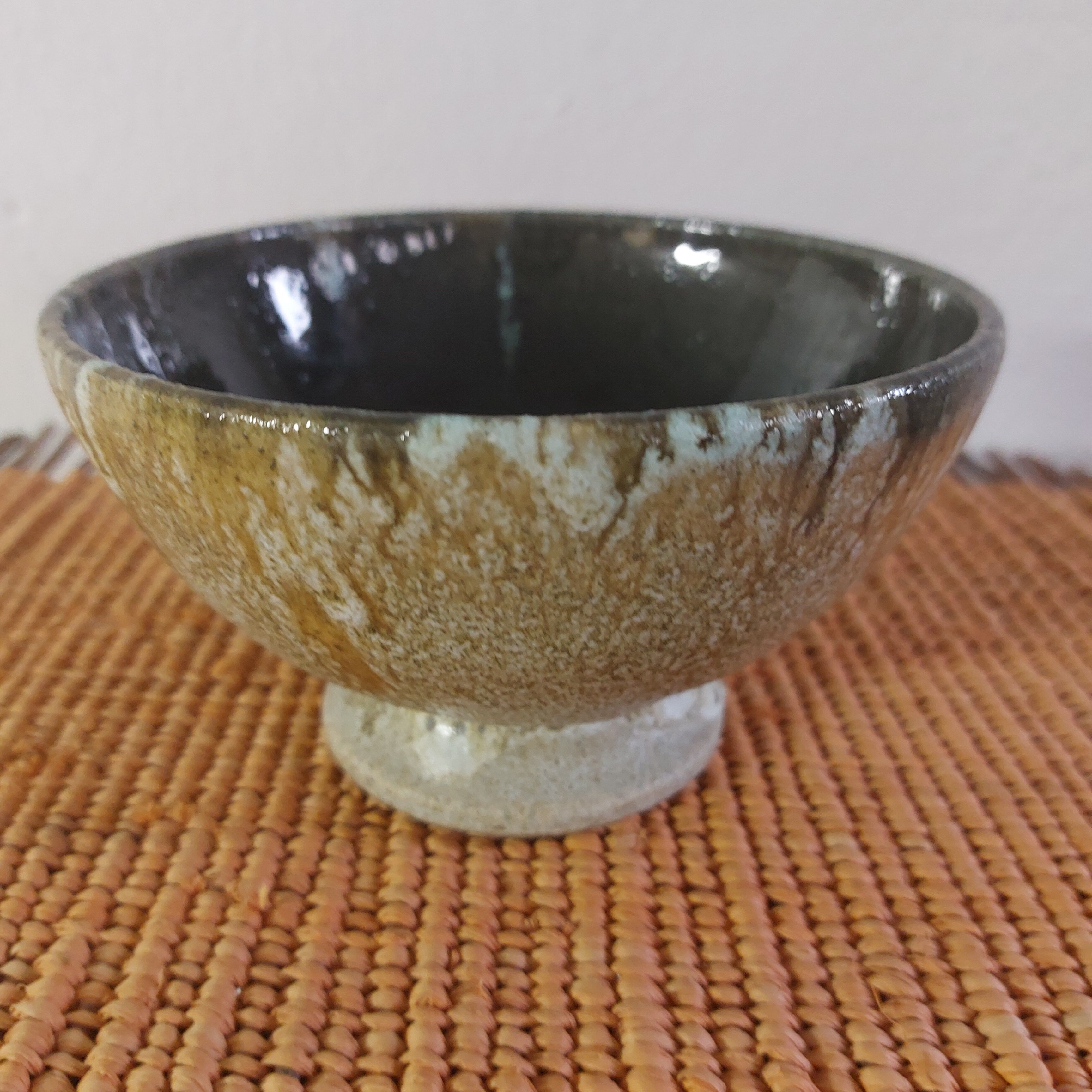 Ceramic pedestal bowl