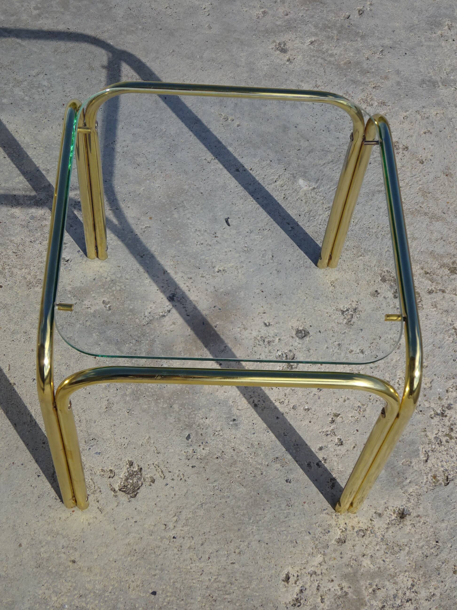 Nested table in gold metal and glass