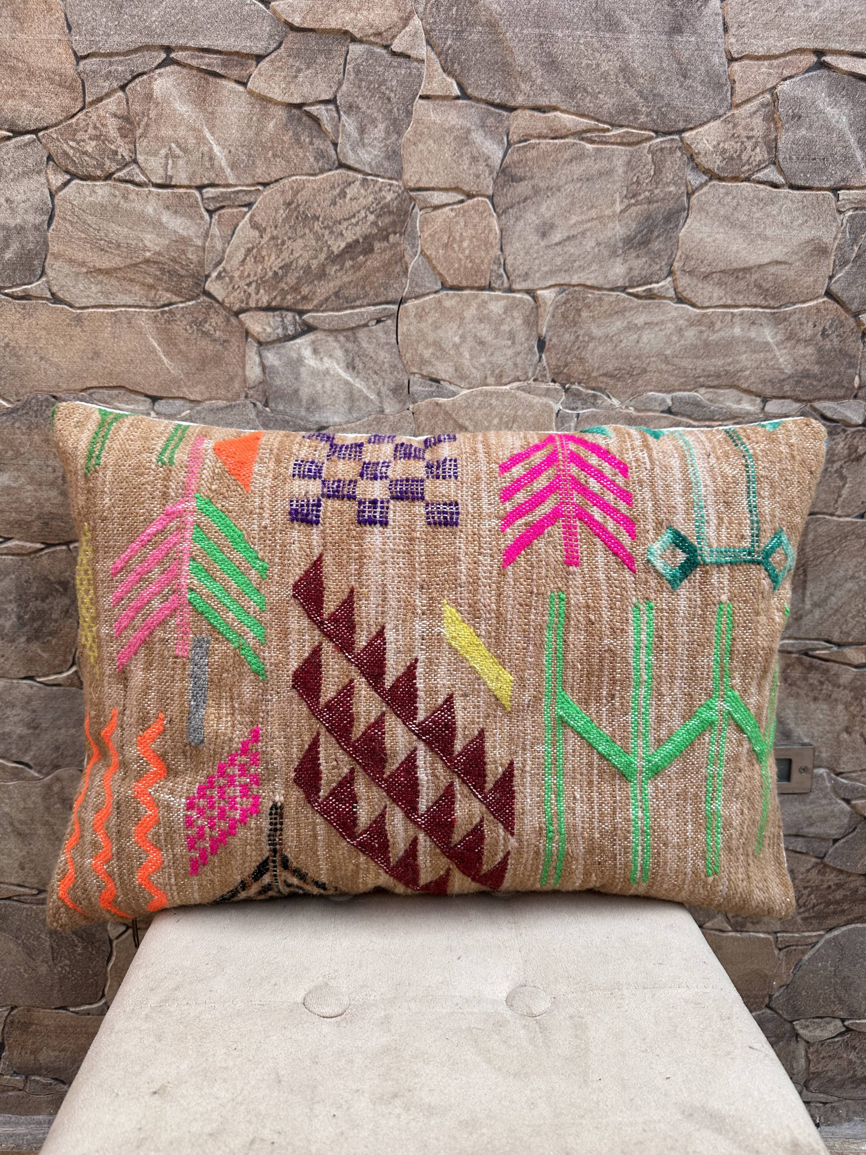 Handmade Moroccan Kilim cushion cover: Bohemian decorative cushion
