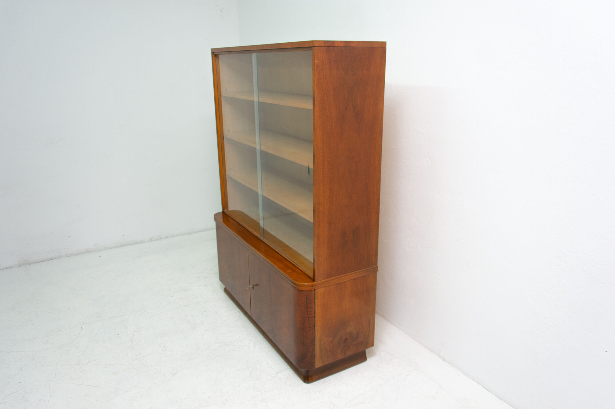 Bibliothèque vintage en noyer, années 1960, Tchécoslovaquie
