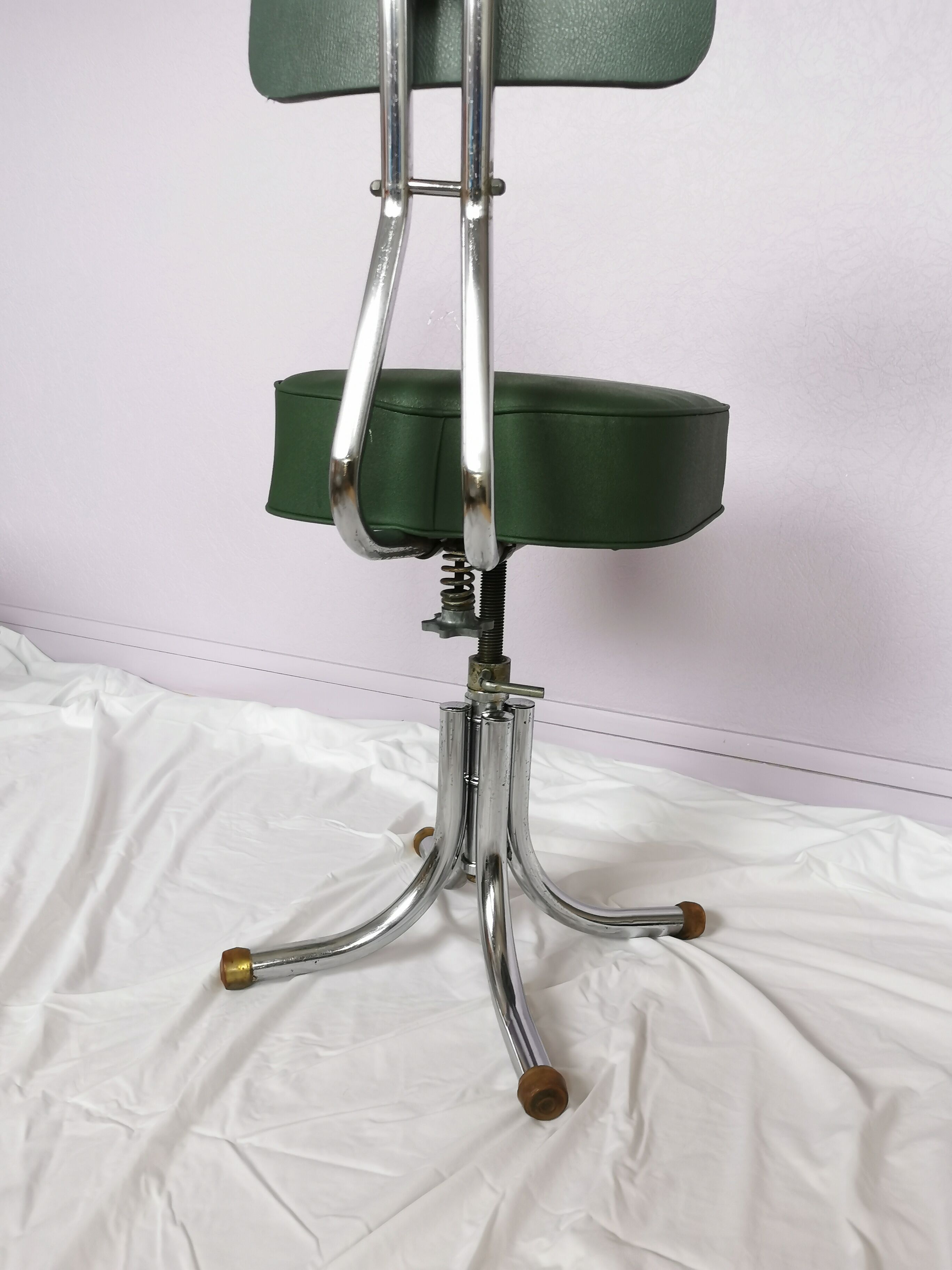 Chaise pivotante en skaï vert et acier chromé, Pullman, 1960