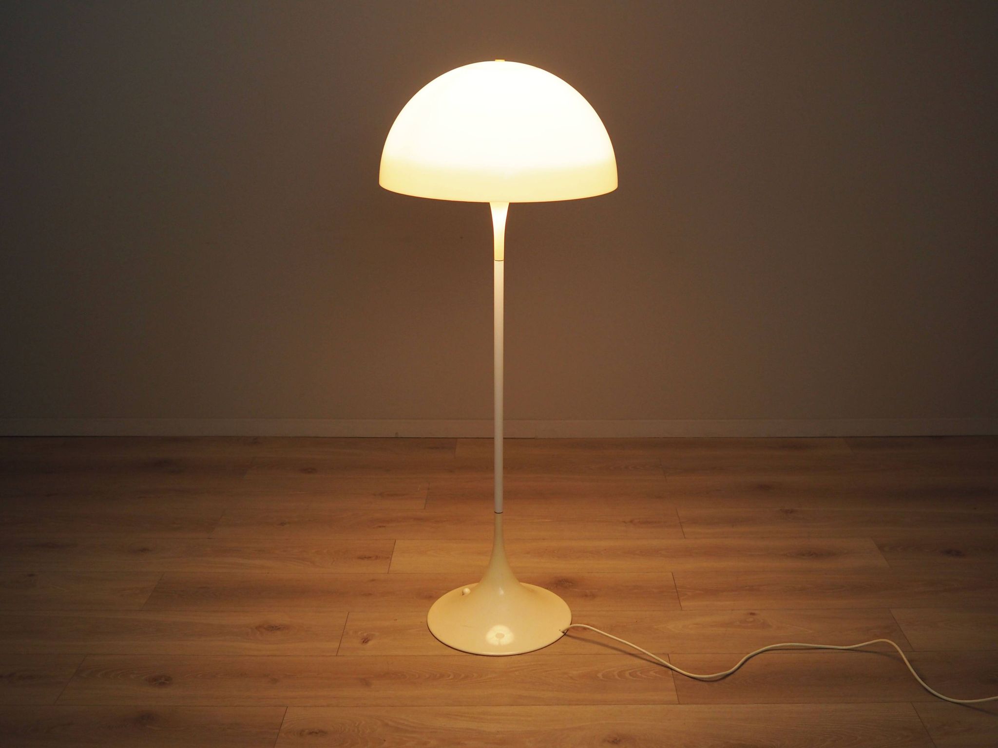 Floor lamp Panthella, Danish design, 1970s, manufacturer: Louis Poulsen, de