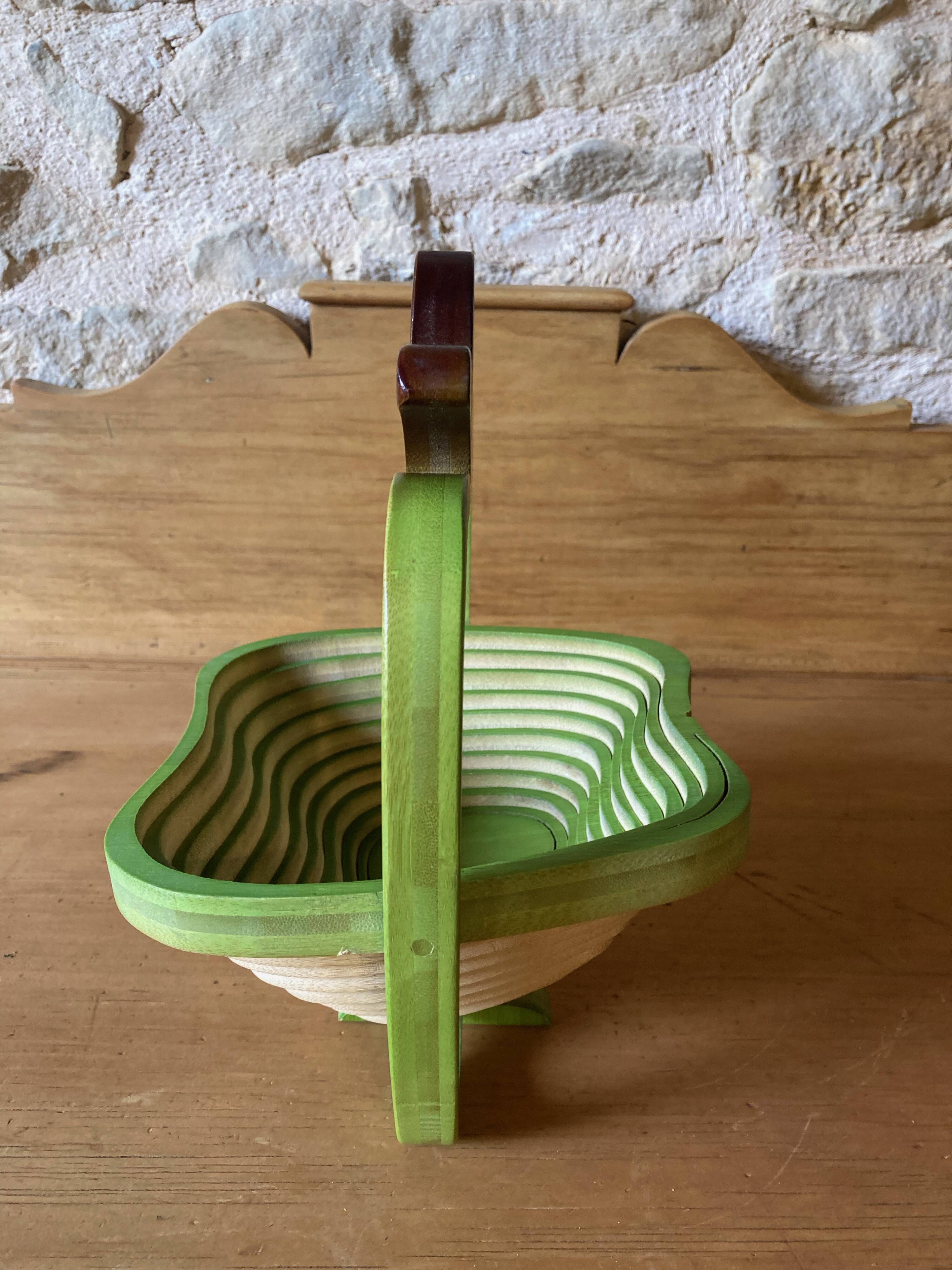 Apple-shaped fruit basket or trivet
