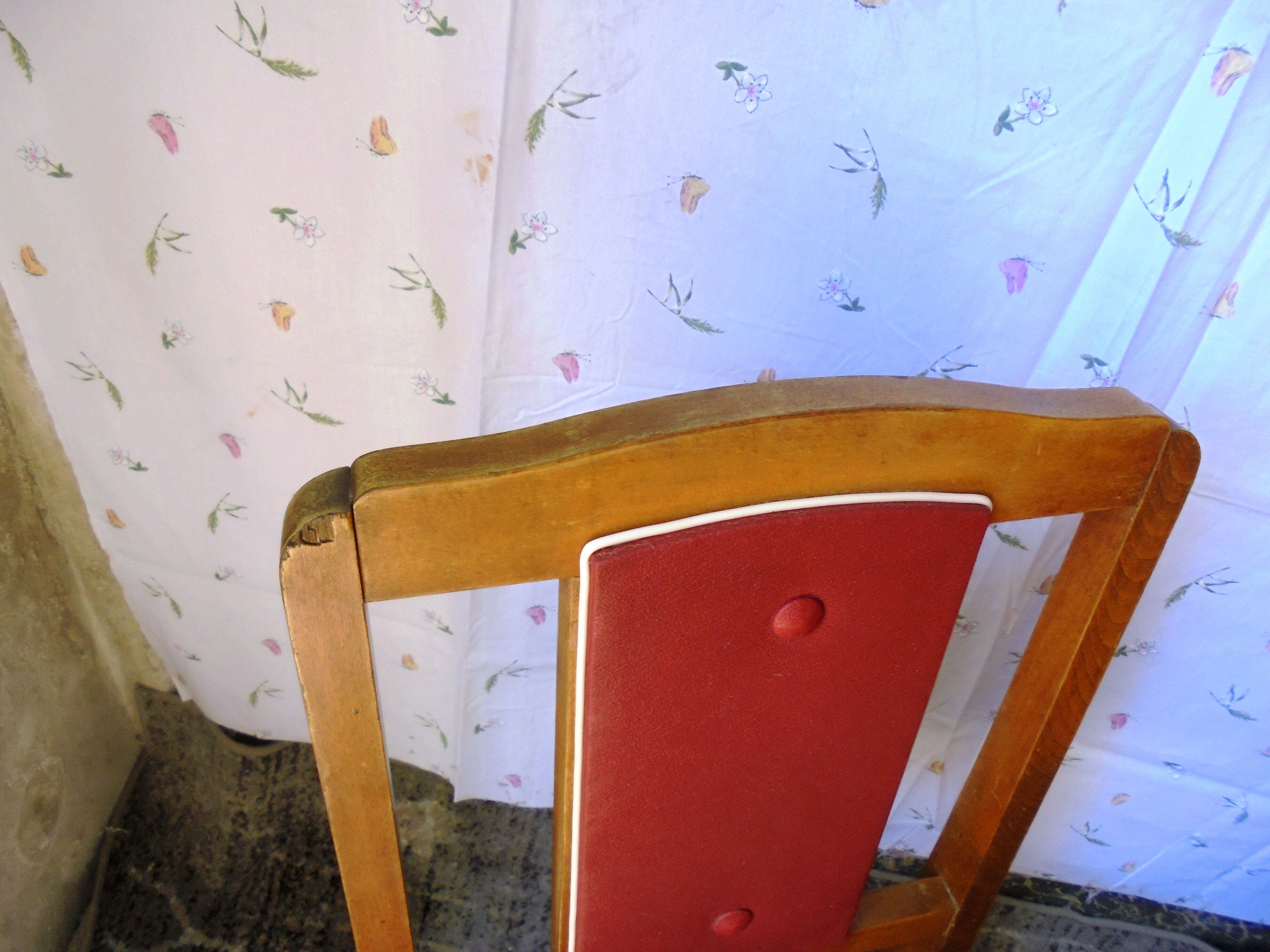Set of 5 wooden chairs and red skaï