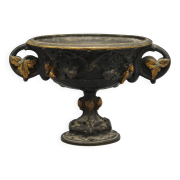 Bronze pedestal bowl with leaf decoration