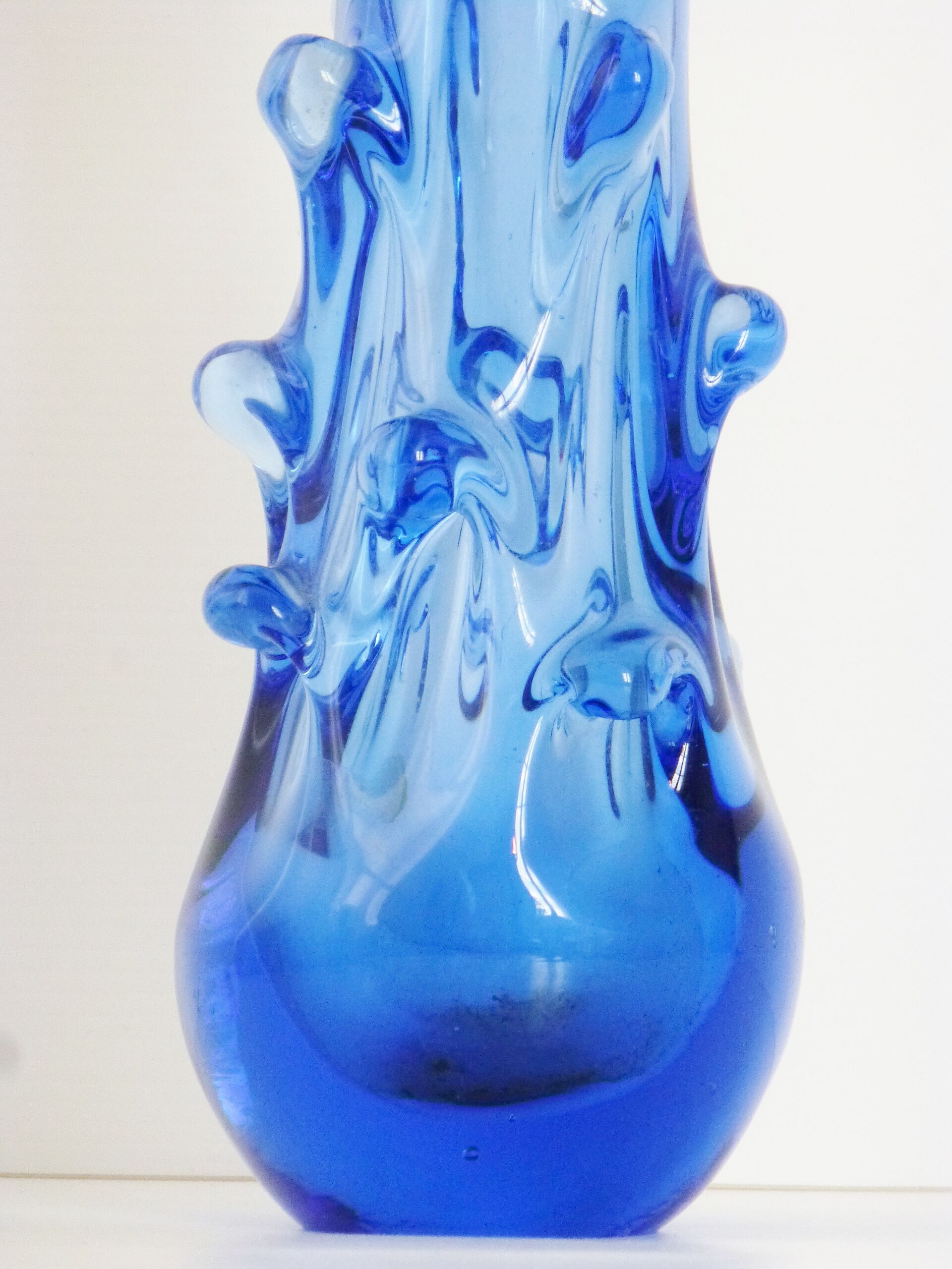 Vase en verre bleu 1960