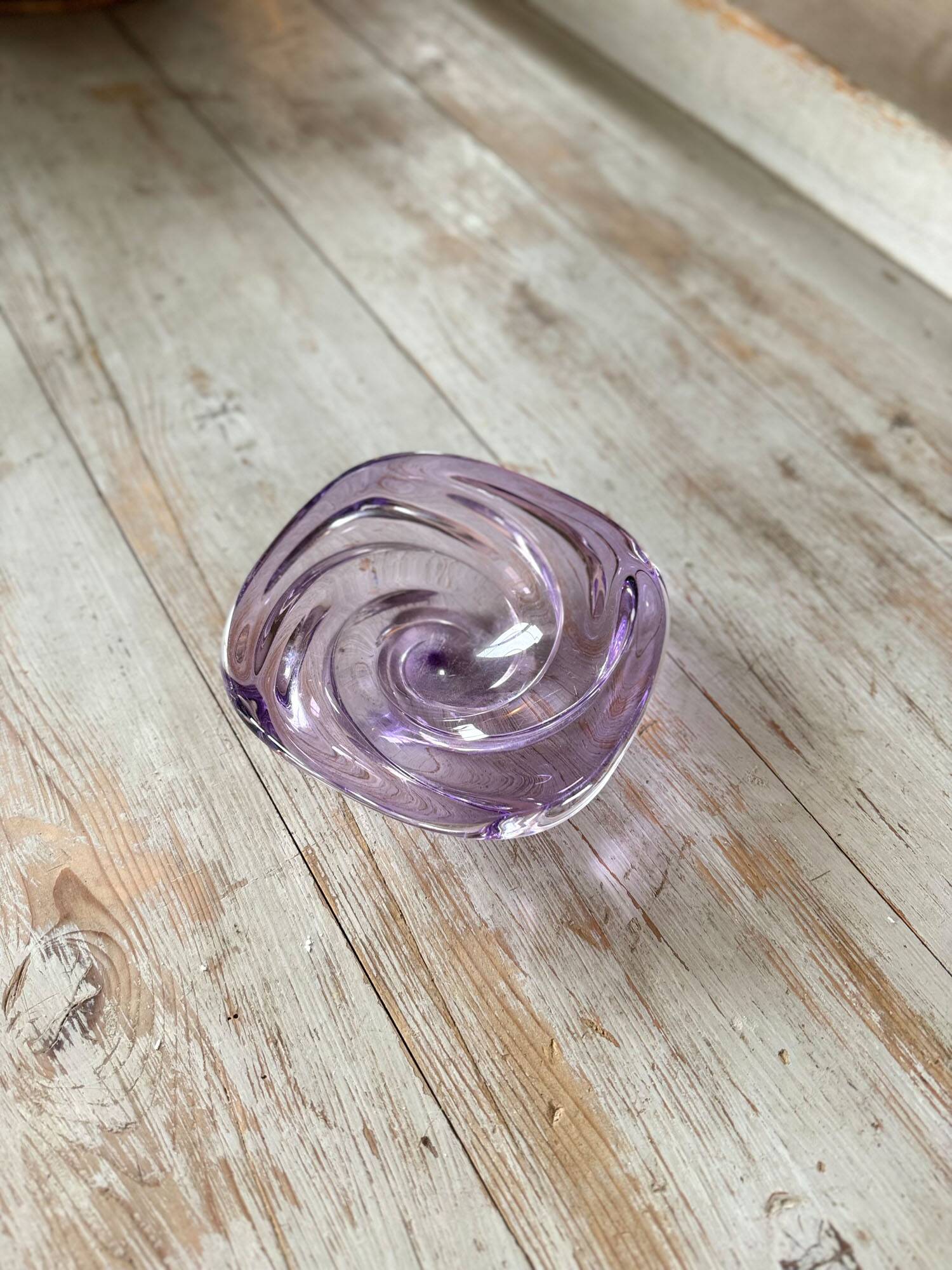 Cendrier en verre violet
