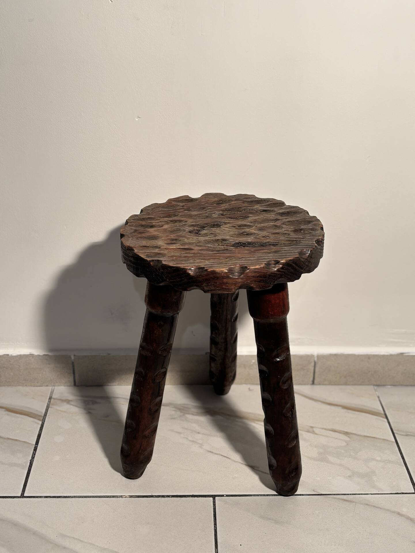Brutalist sculpted tripod stool in solid wood — 1960s