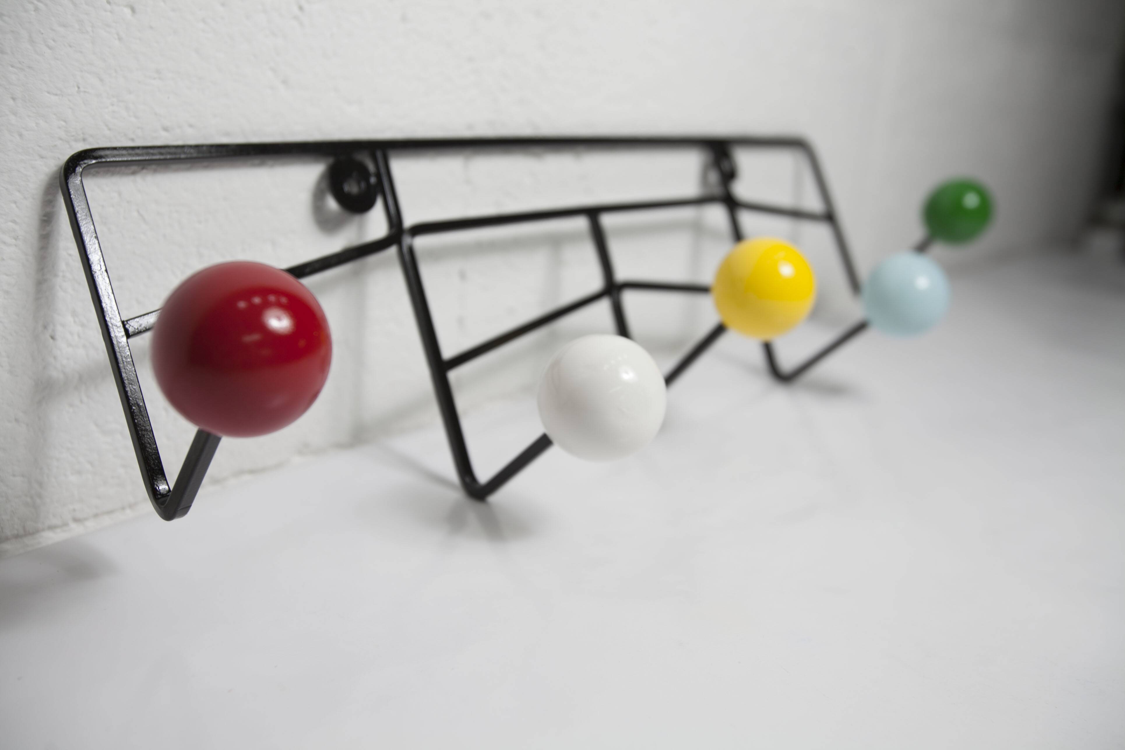 Portemanteaux mural 5 patères boules bois couleur et métal 1950