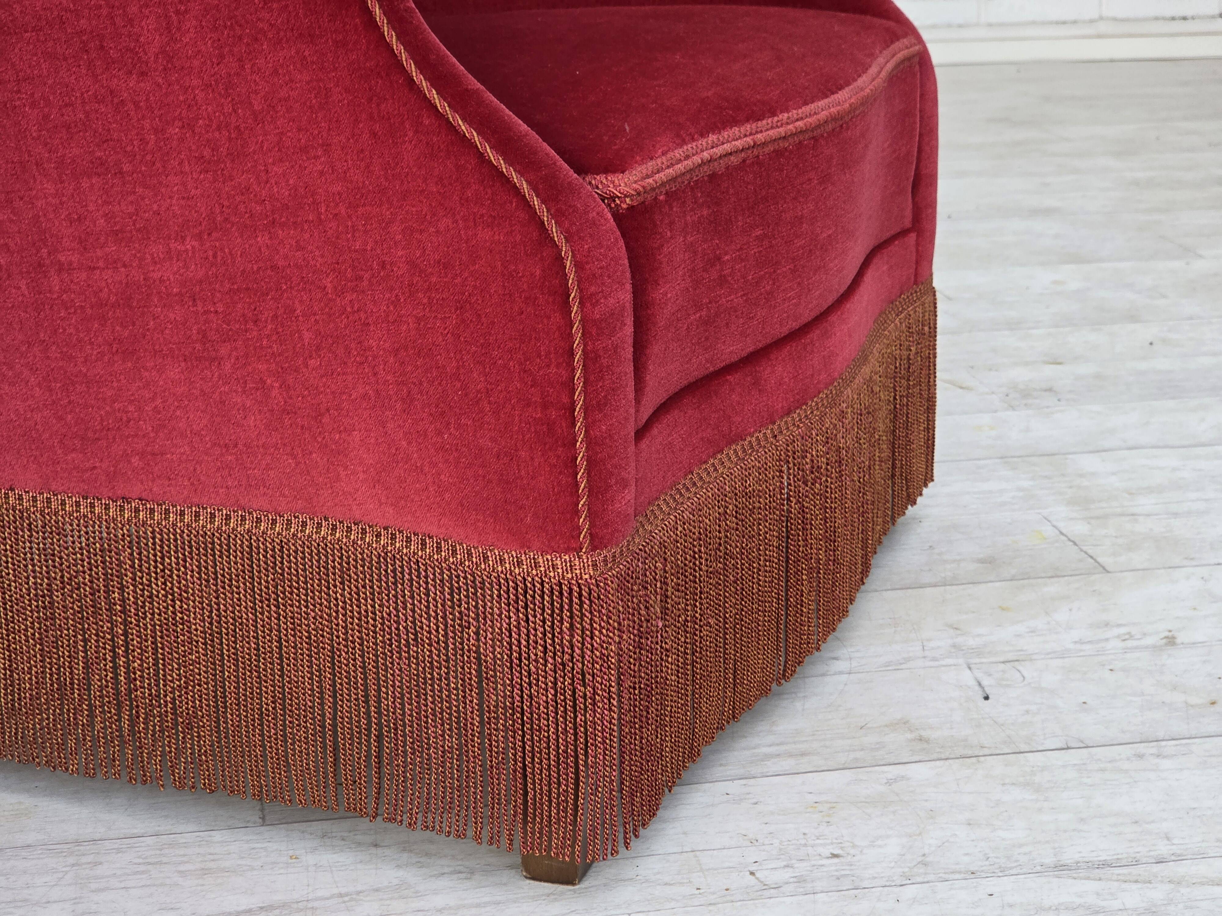 Fauteuil danois des années 1970, velours de mobilier, pieds en bois d'orme.