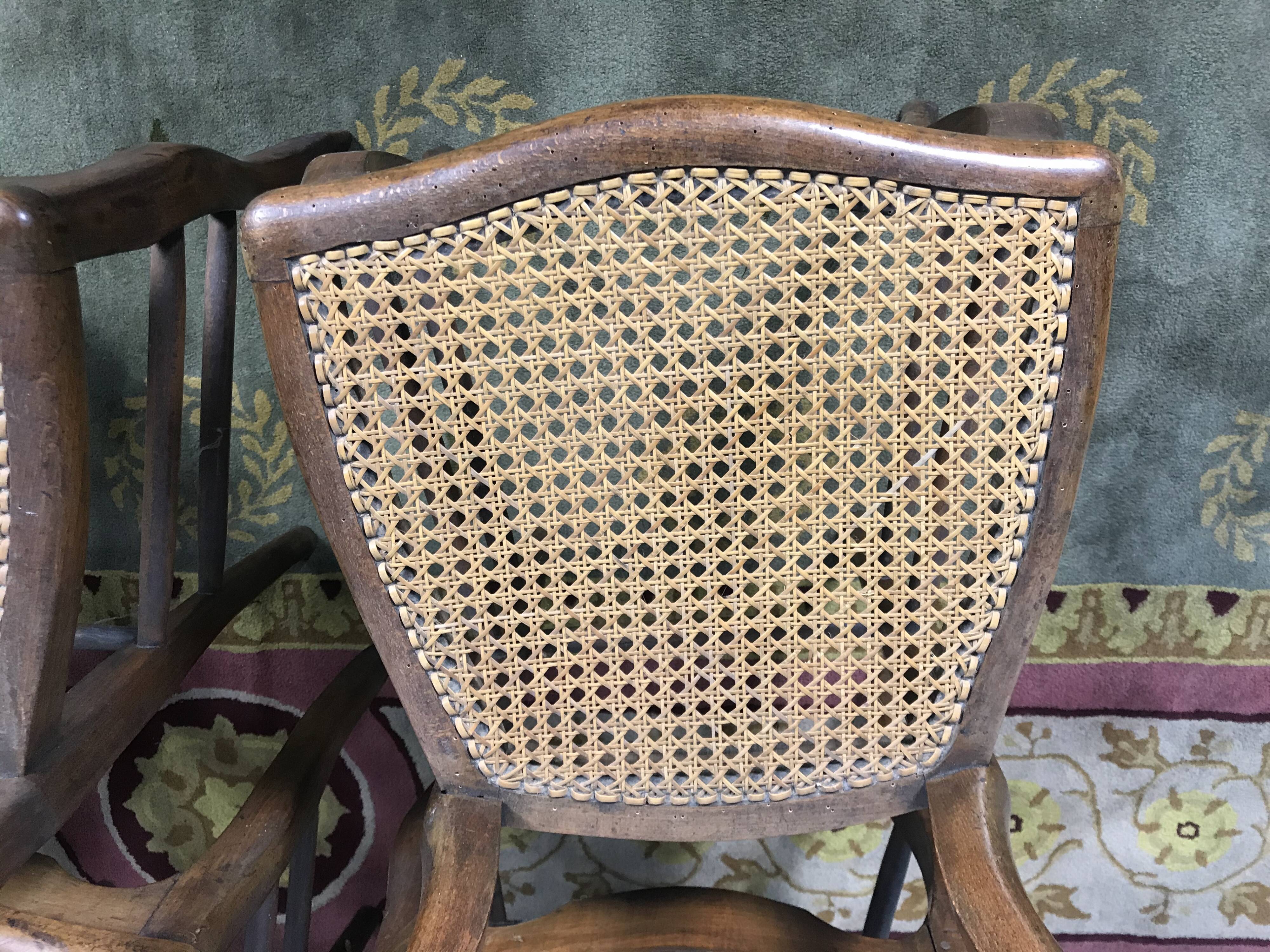 Suite de 6 chaises Louis Philippe en noyer et cannage 19eme