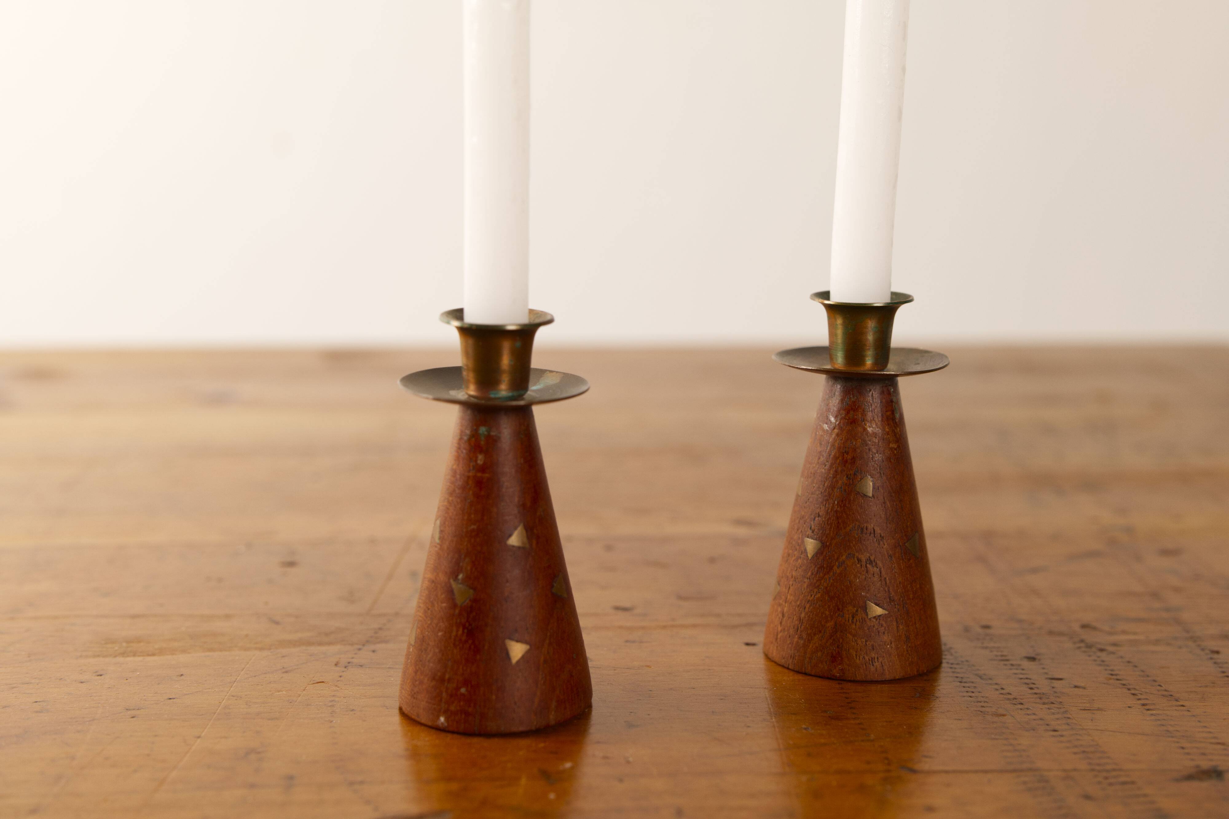 2x petits chandeliers triangulaires vintage en teck et laiton incrustés